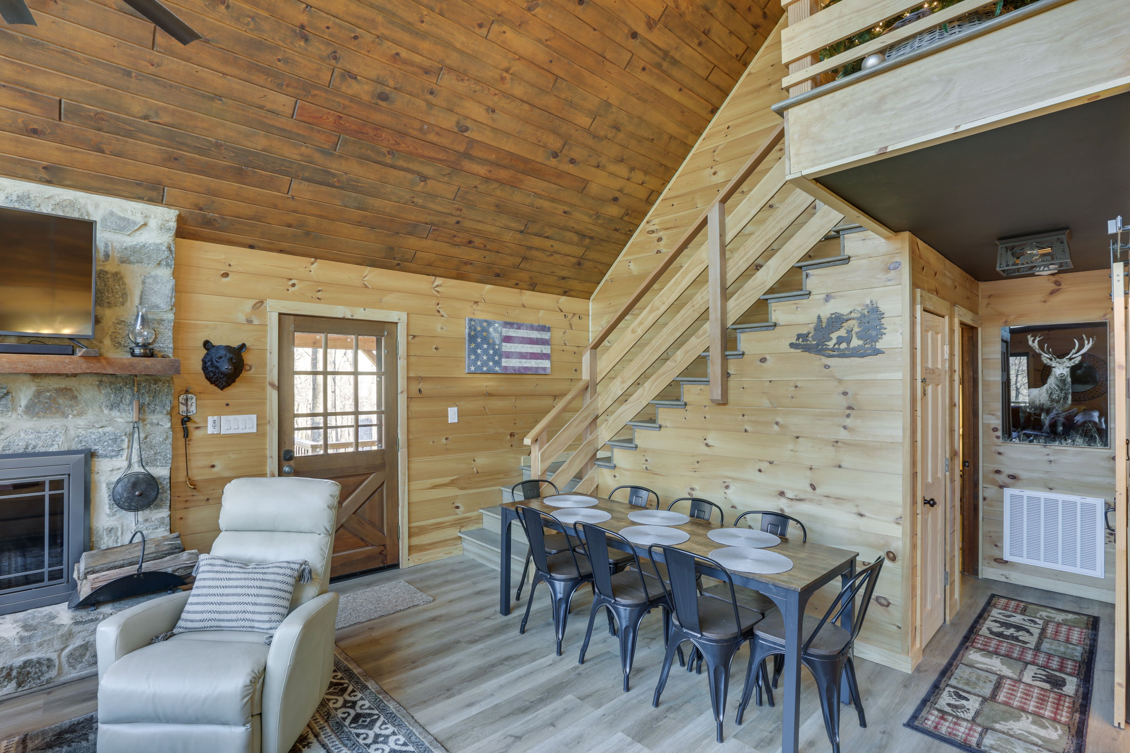 Dining Area | Dishware/Flatware Provided