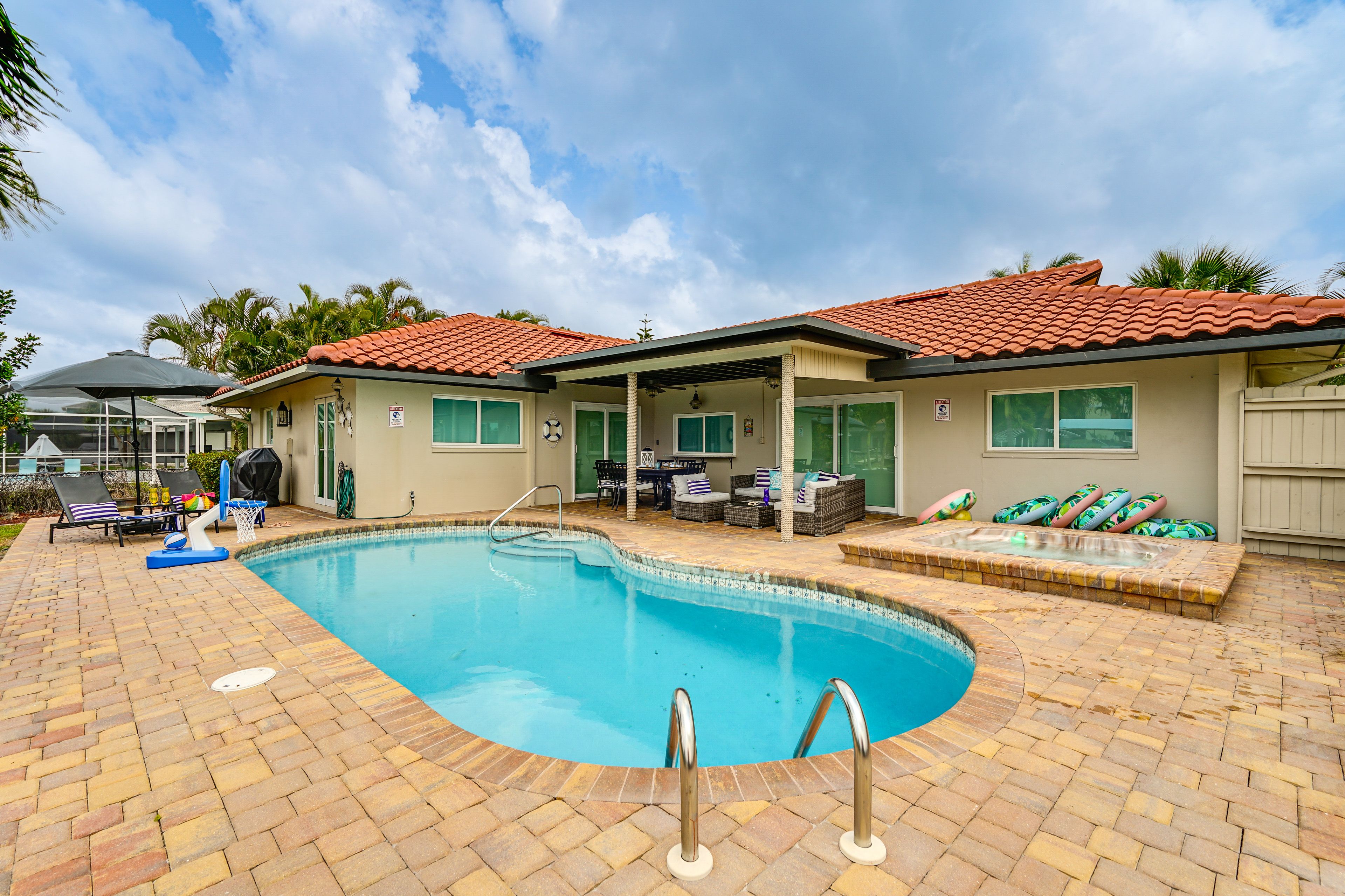 Hot Tub | Private Pool | Pool Floats