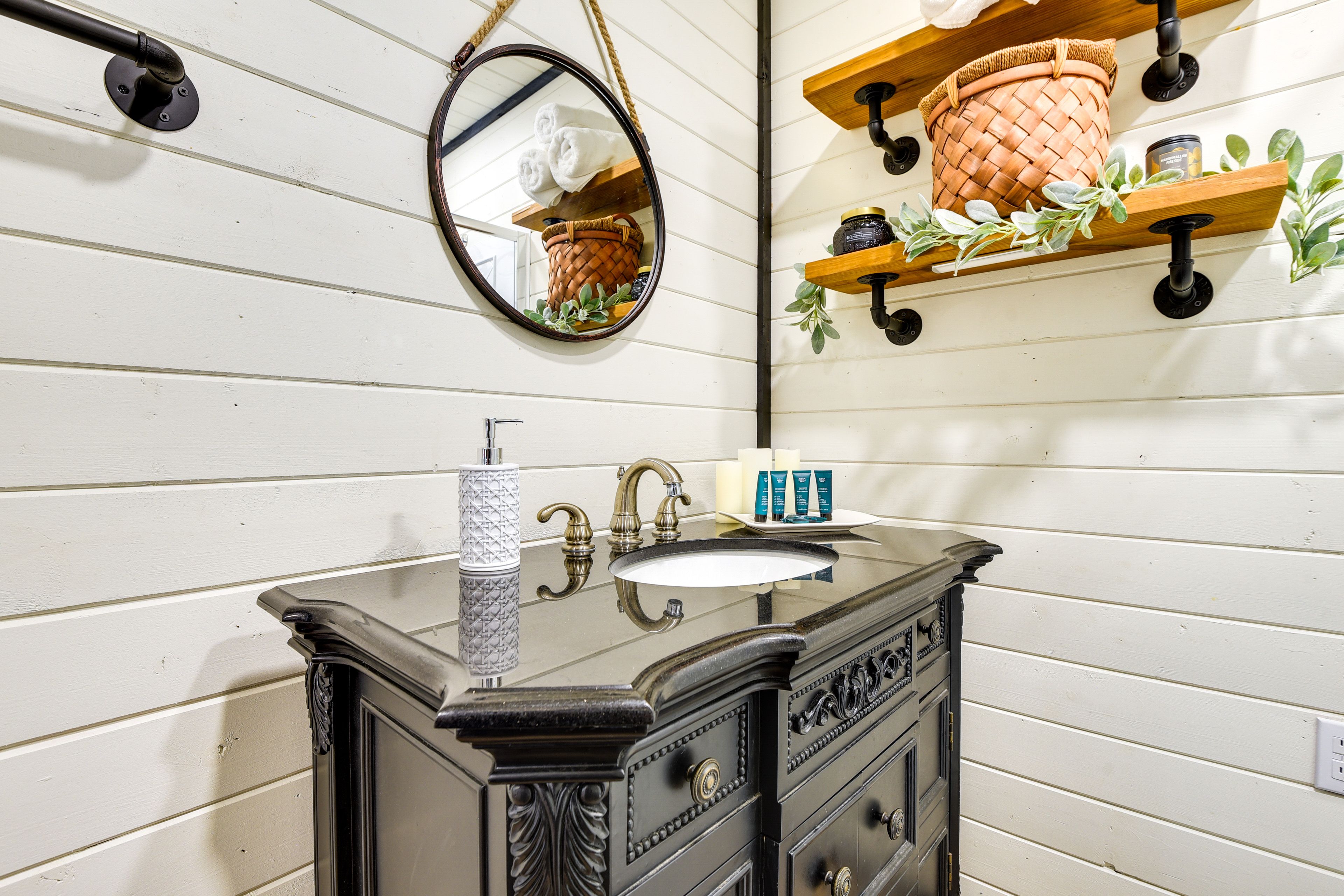 Full Bathroom | Composting Toilet | Complimentary Toiletries | Towels Provided