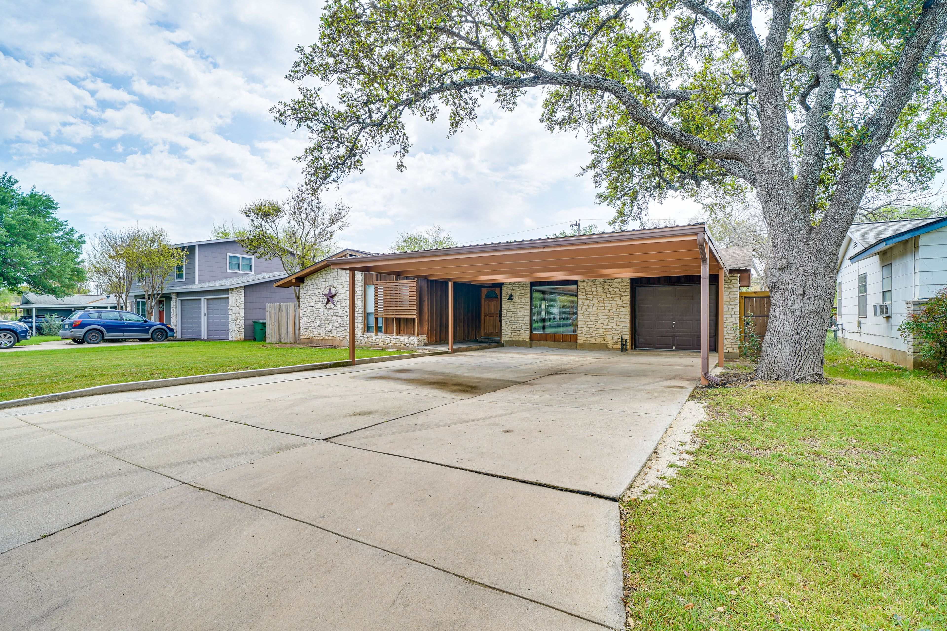 Parking | Carport (4 Vehicles) | Garage (1 Vehicle) | Free Street Parking