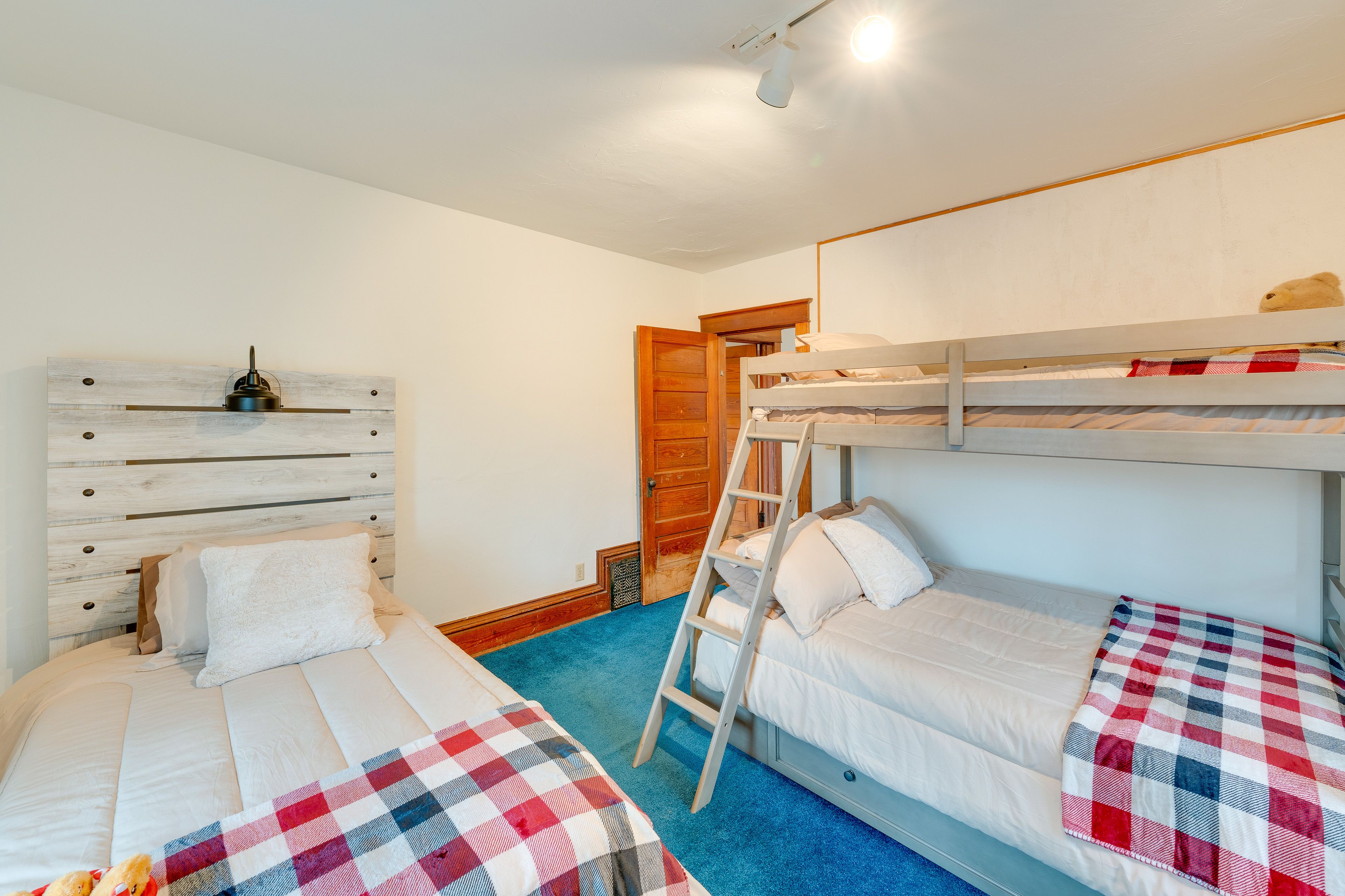 Bedroom 2 | Twin/Full Bunk Bed | Twin Bed