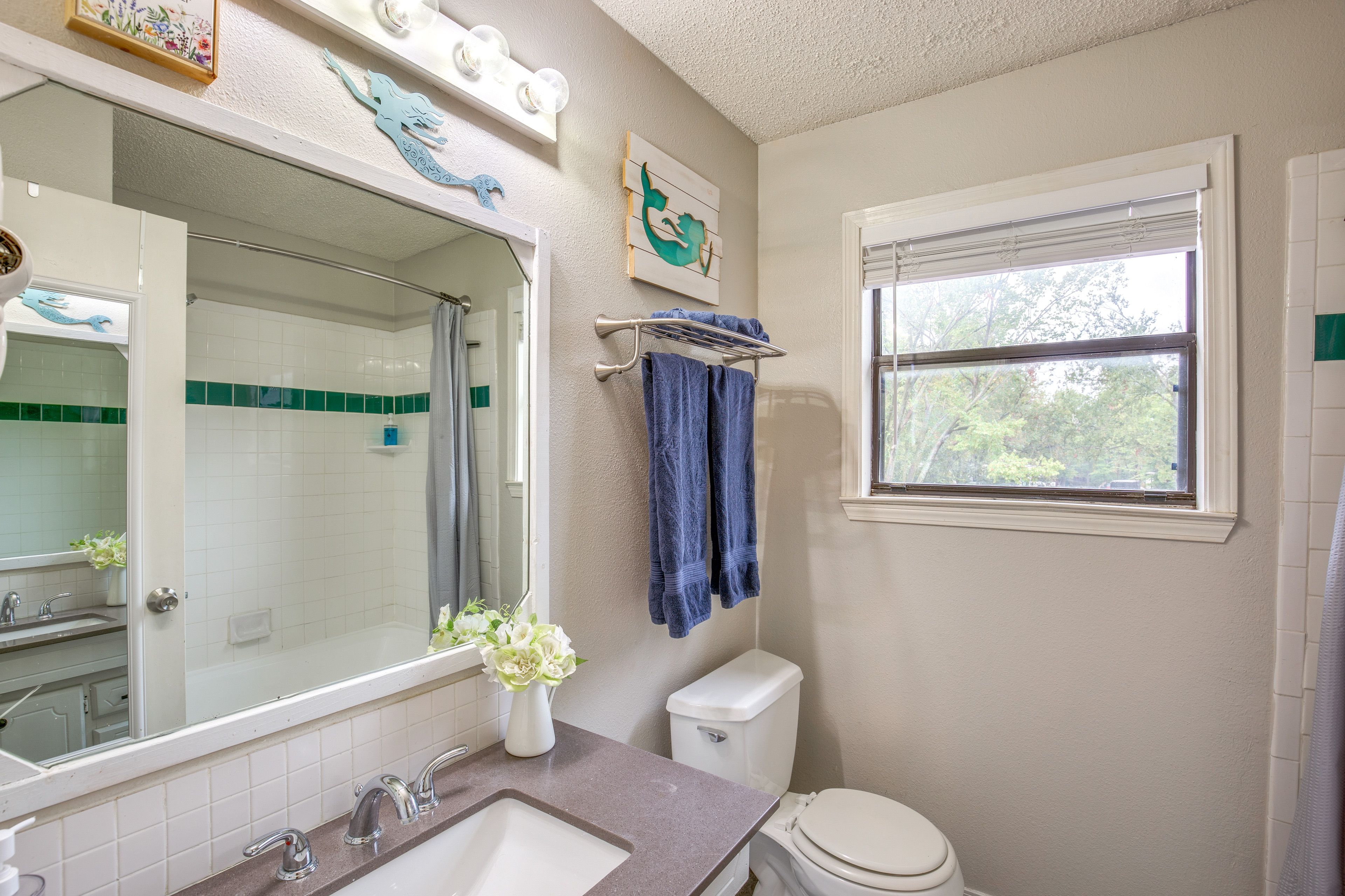 Full Bathroom | Towels Provided | Complimentary Toiletries