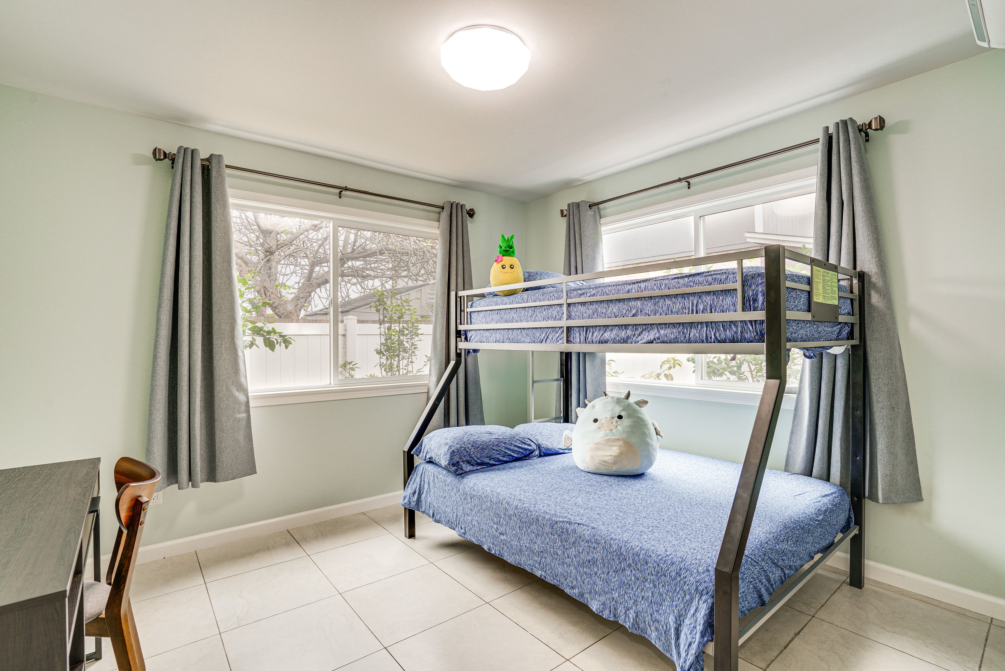 Bedroom 2 | Twin/Full Bunk Bed