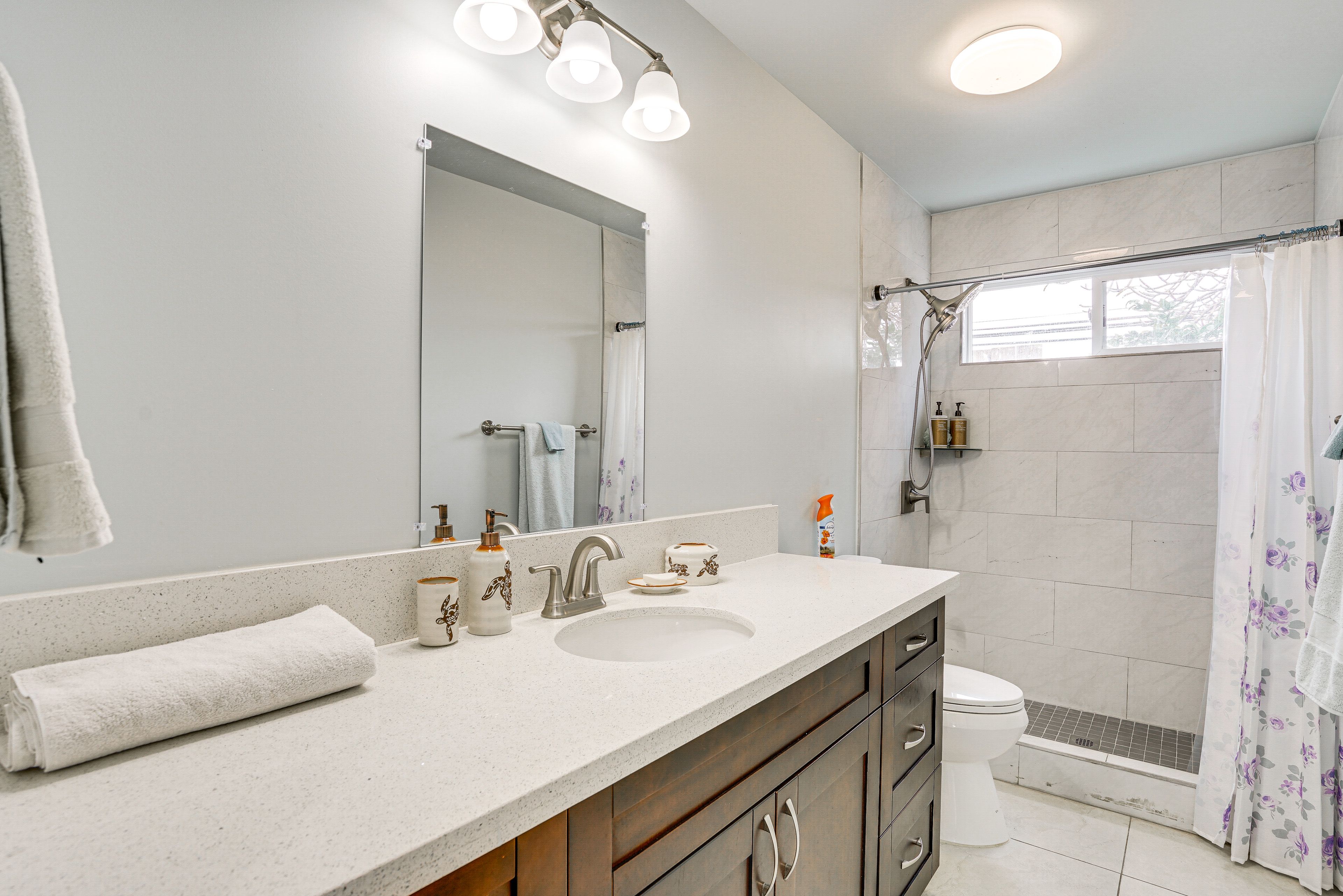 Full Bathroom | Complimentary Toiletries