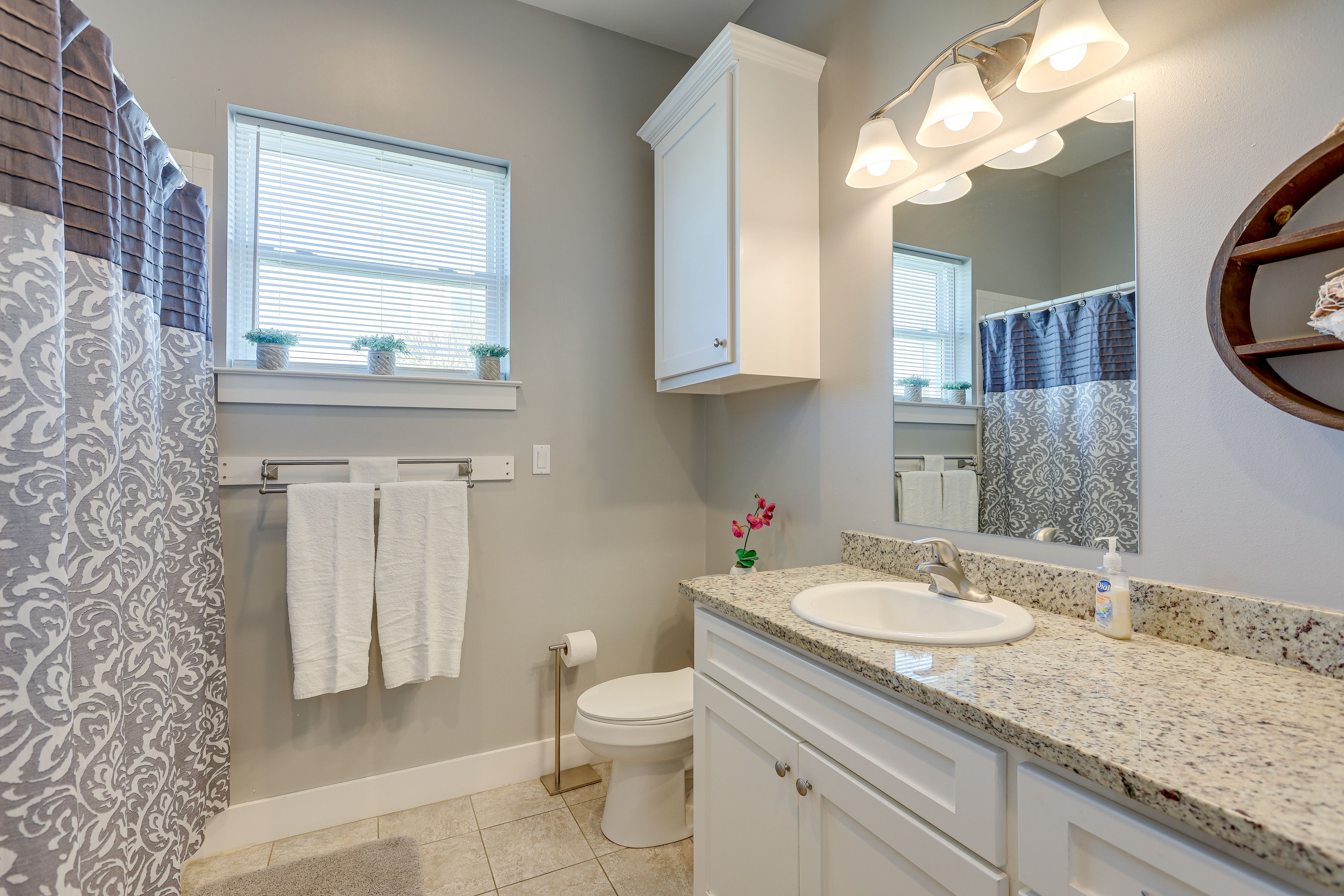 Full Bathroom | 2nd Floor | Towels Provided