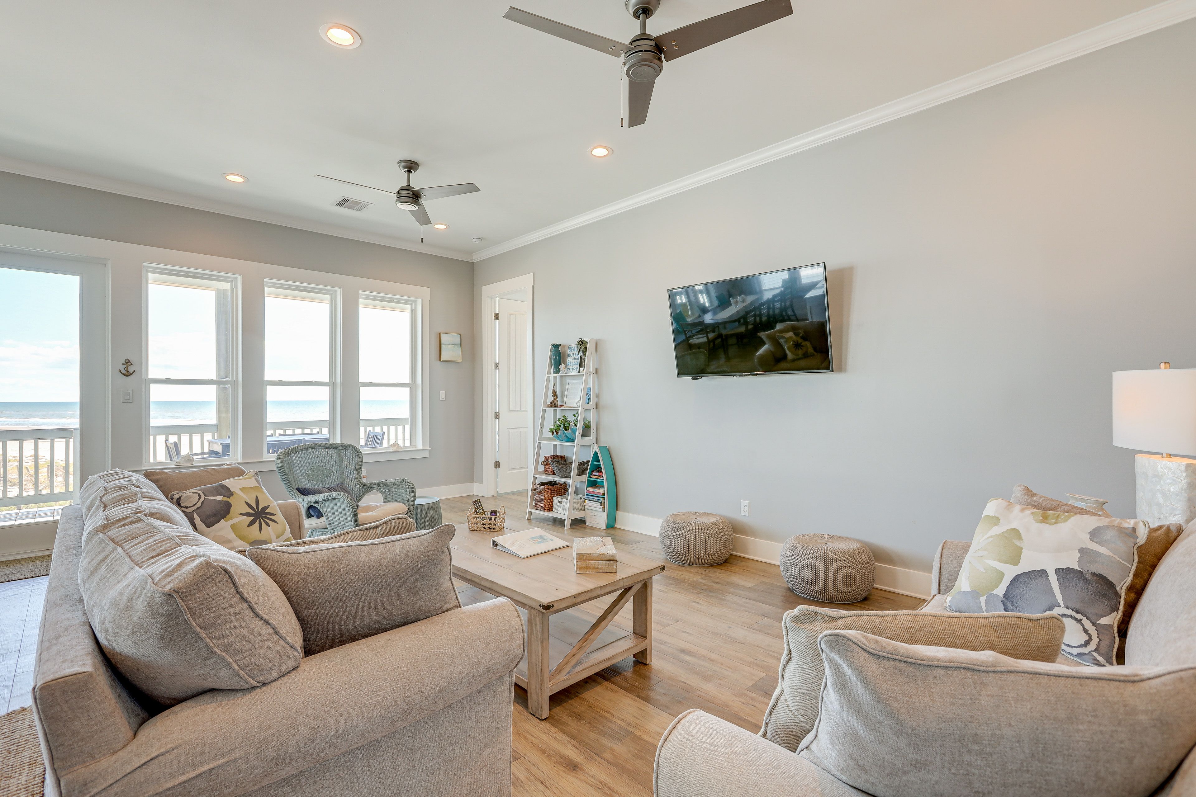 Living Room | 2nd Floor | Smart TV | Free WiFi | Stairs Required