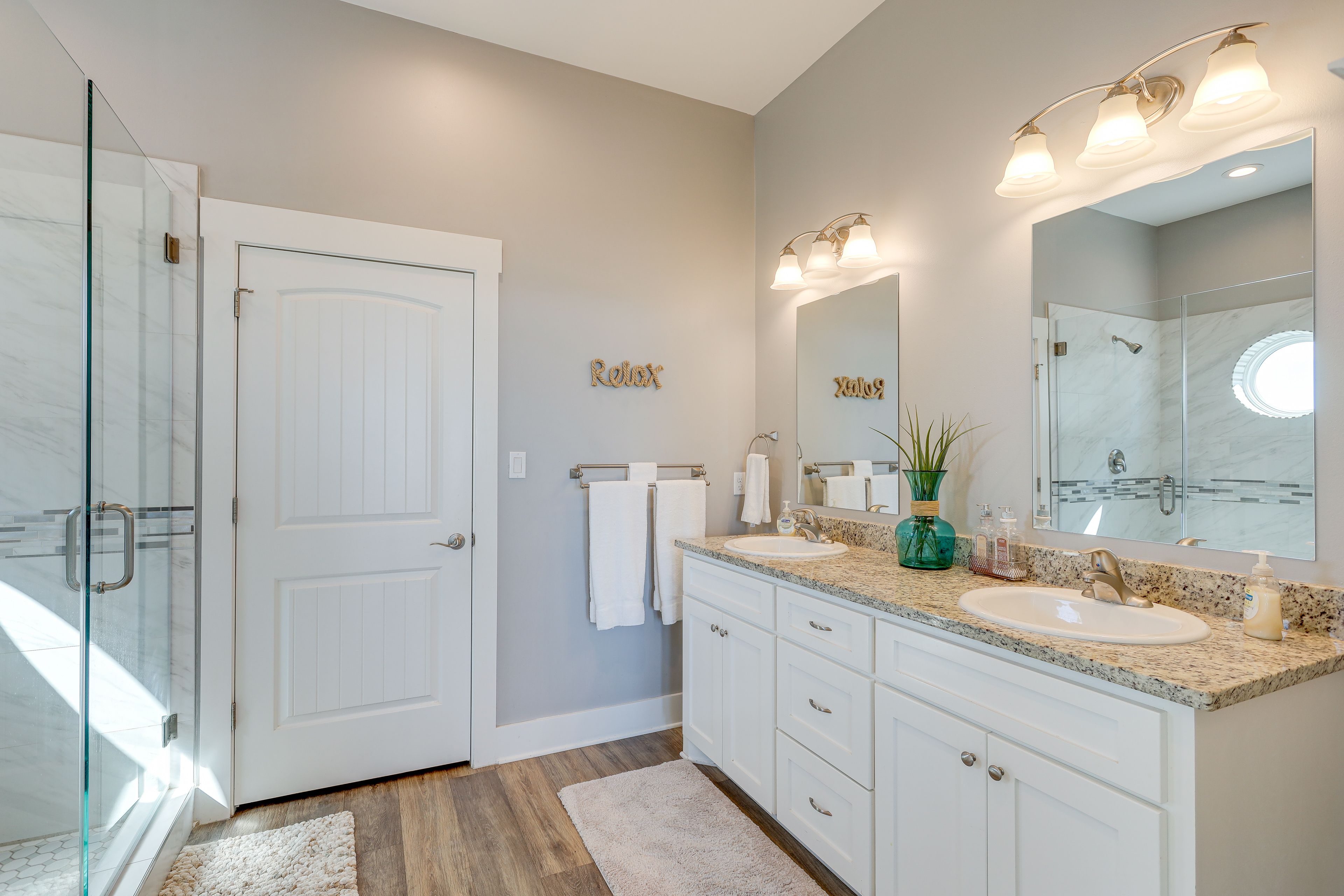 Full Bathroom | 2nd Floor | Complimentary Toiletries