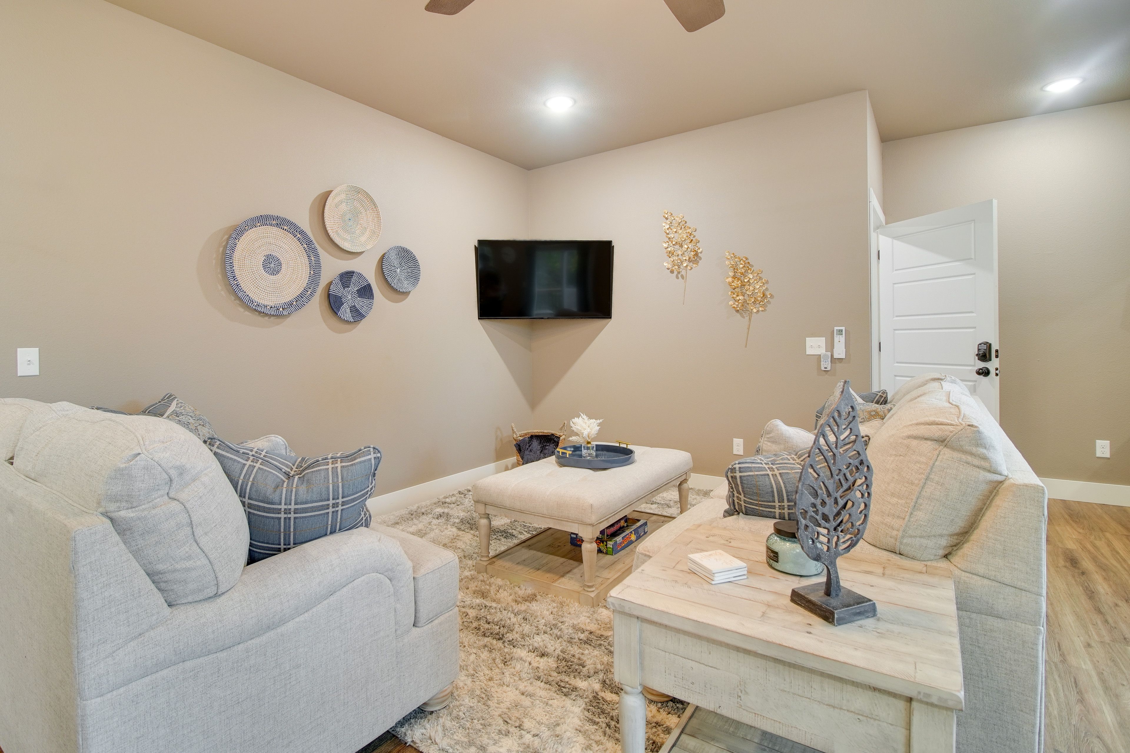 Living Room | Smart TV | Free WiFi | Board Games | Queen Sleeper Sofa