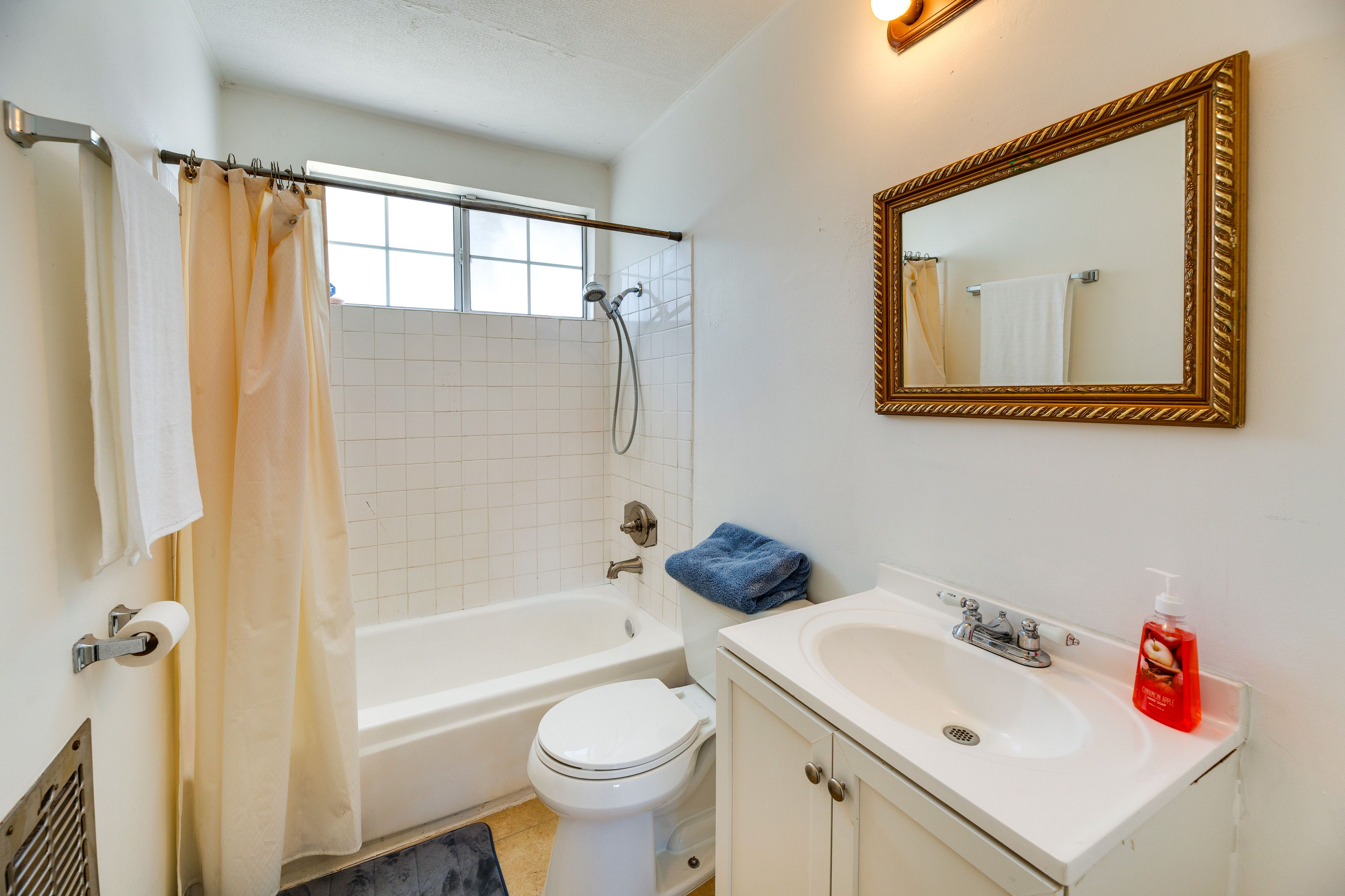 Full Bathroom | Towels Provided