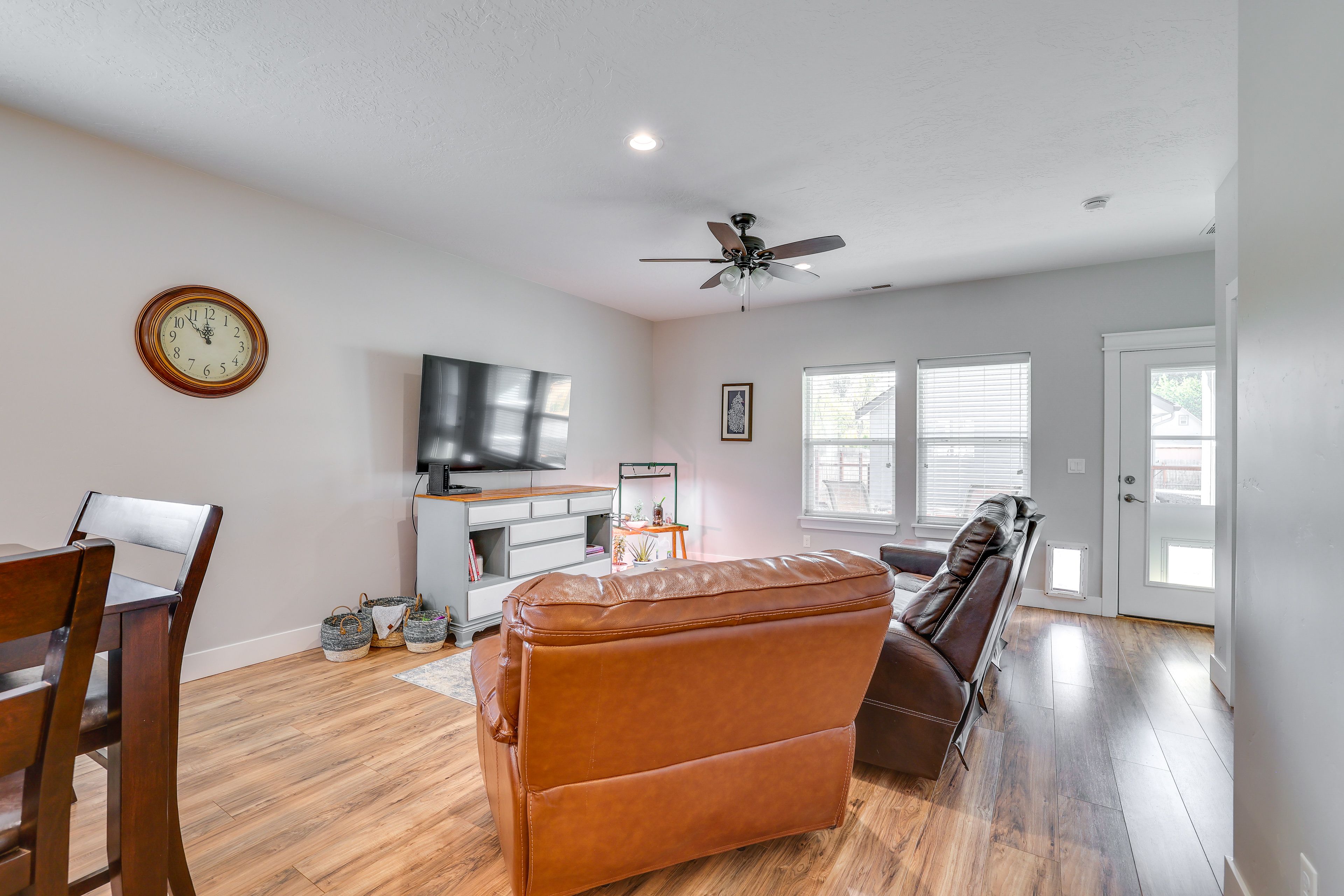 Living Room | Smart TV | Central Heating