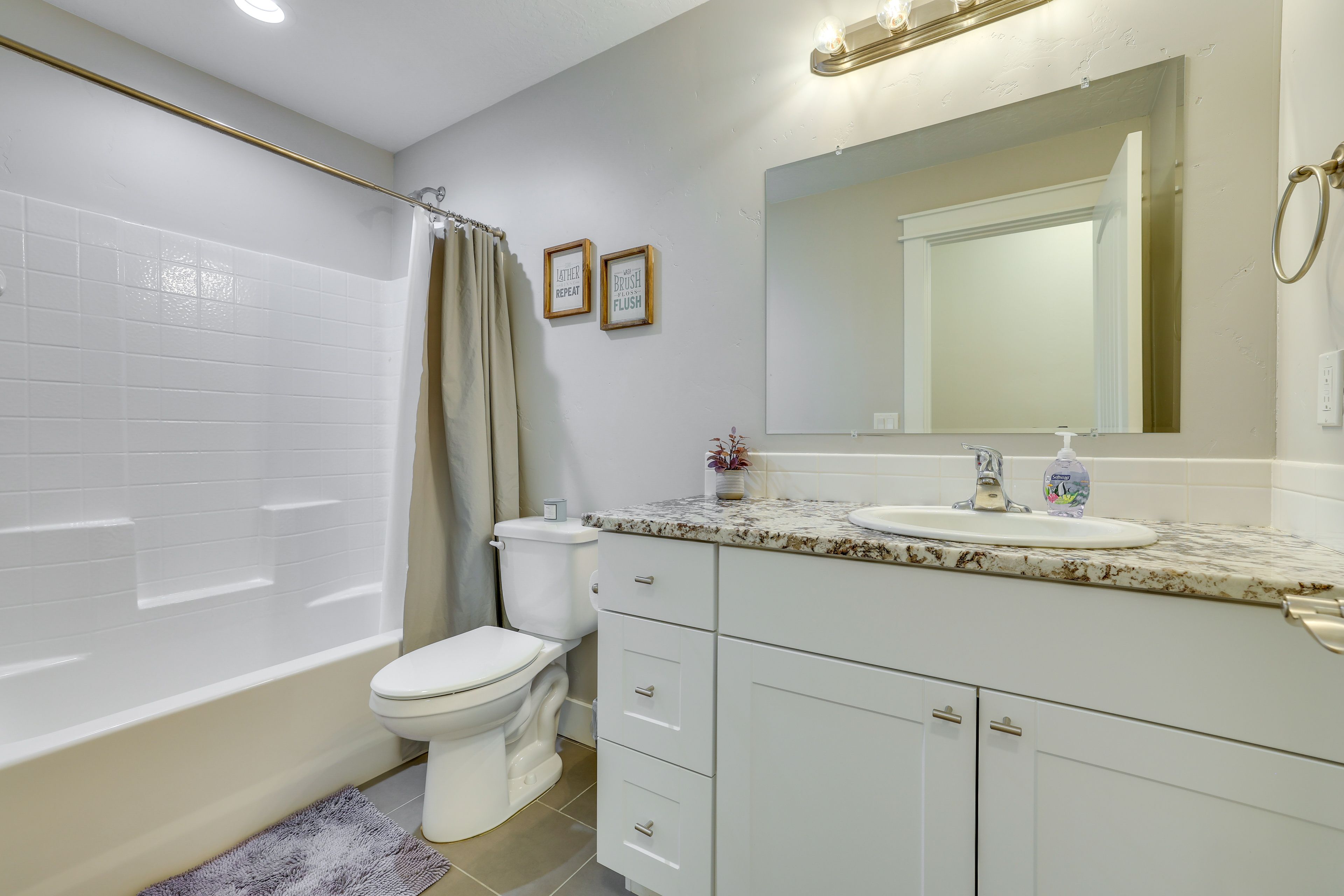 Full Bathroom | Complimentary Toiletries | Hair Dryer