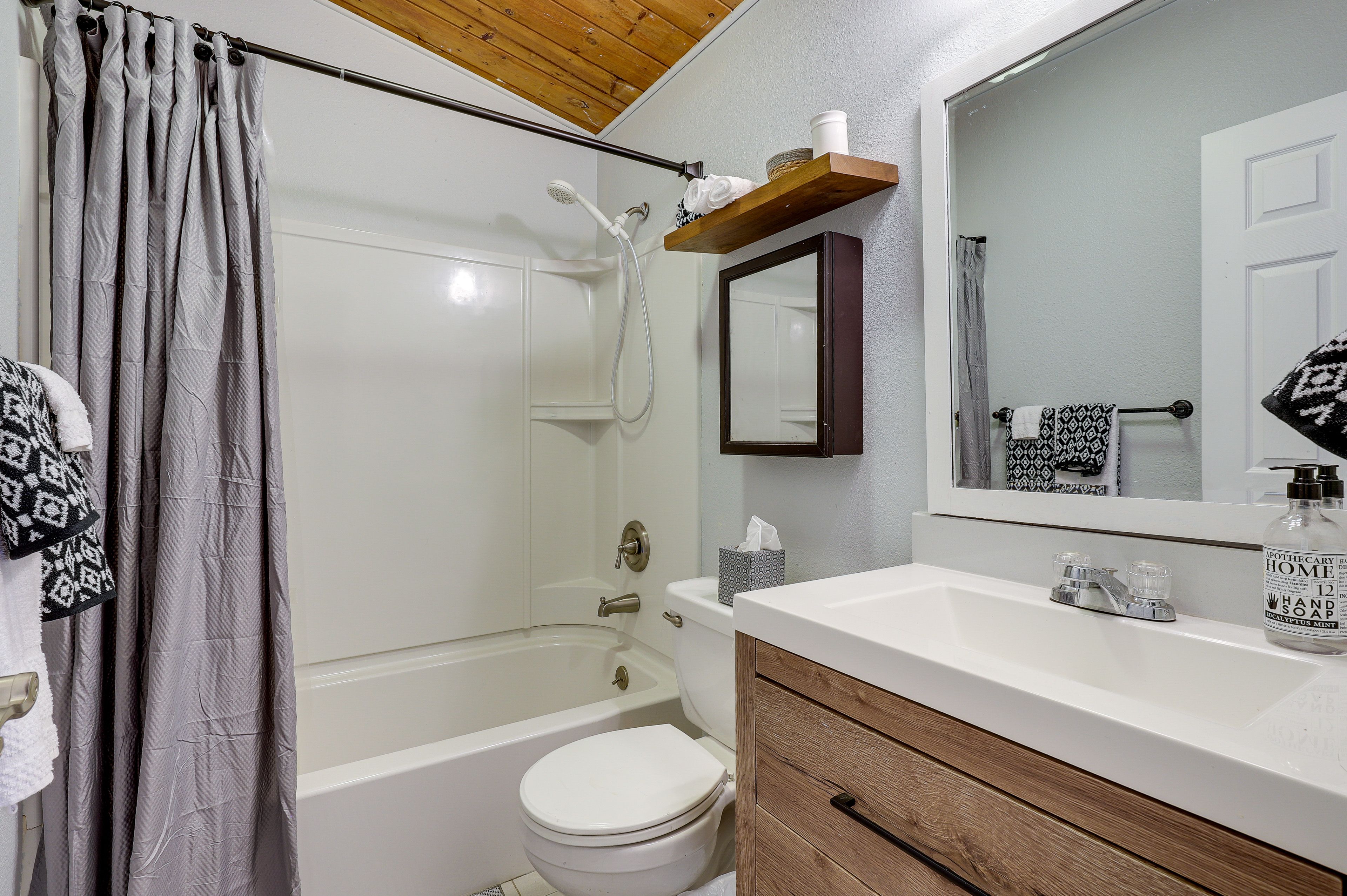 Full Bathroom | Complimentary Toiletries