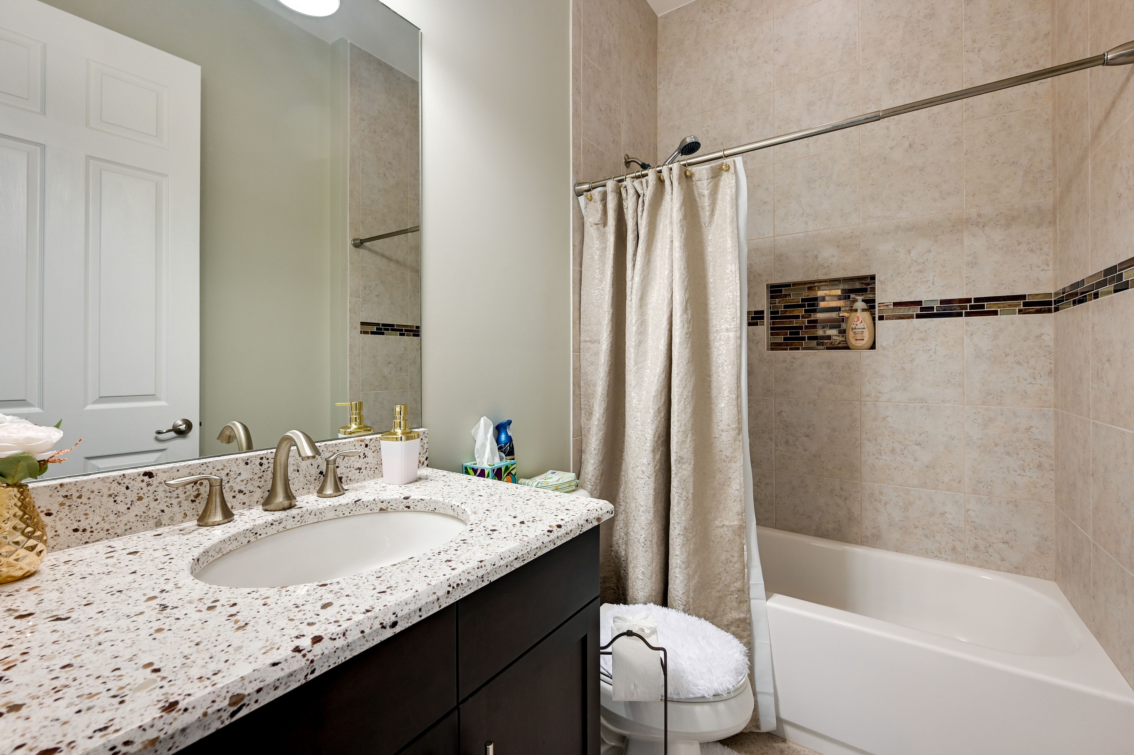 Full Bathroom | Towels Provided
