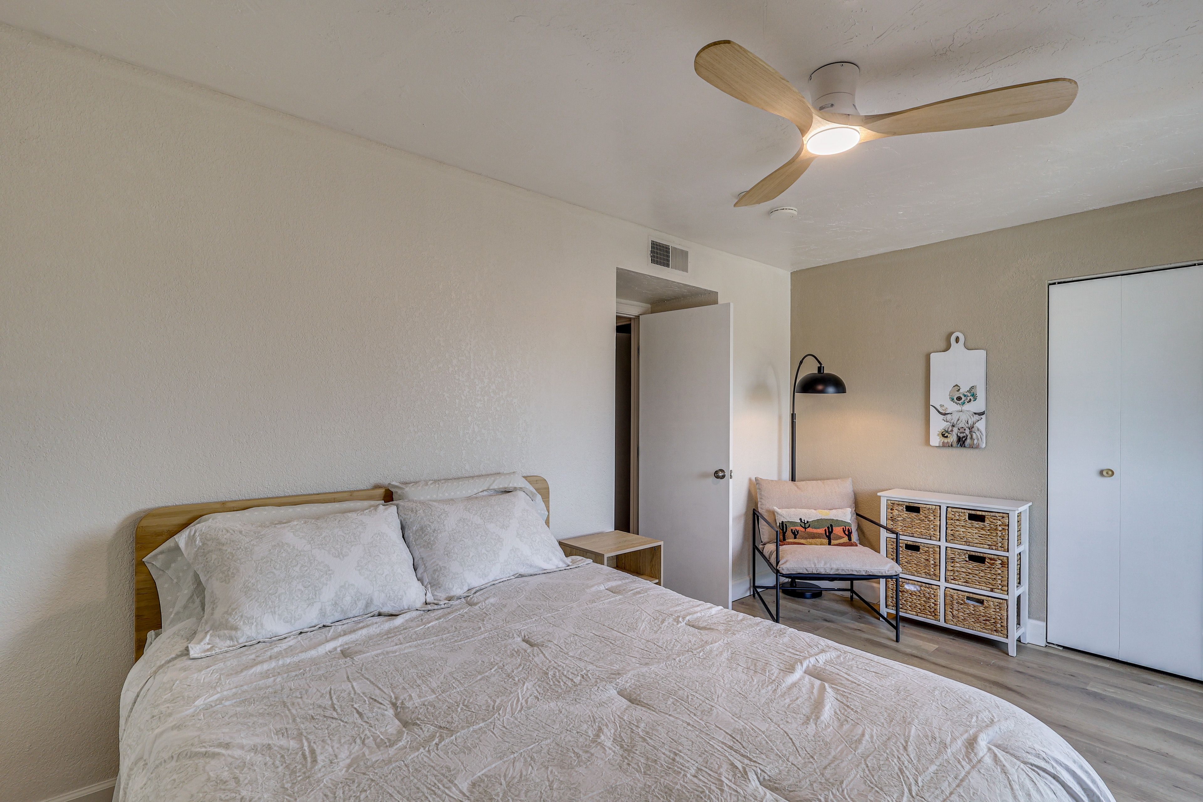 Bedroom | Queen Bed | Flat-Screen Cable TV