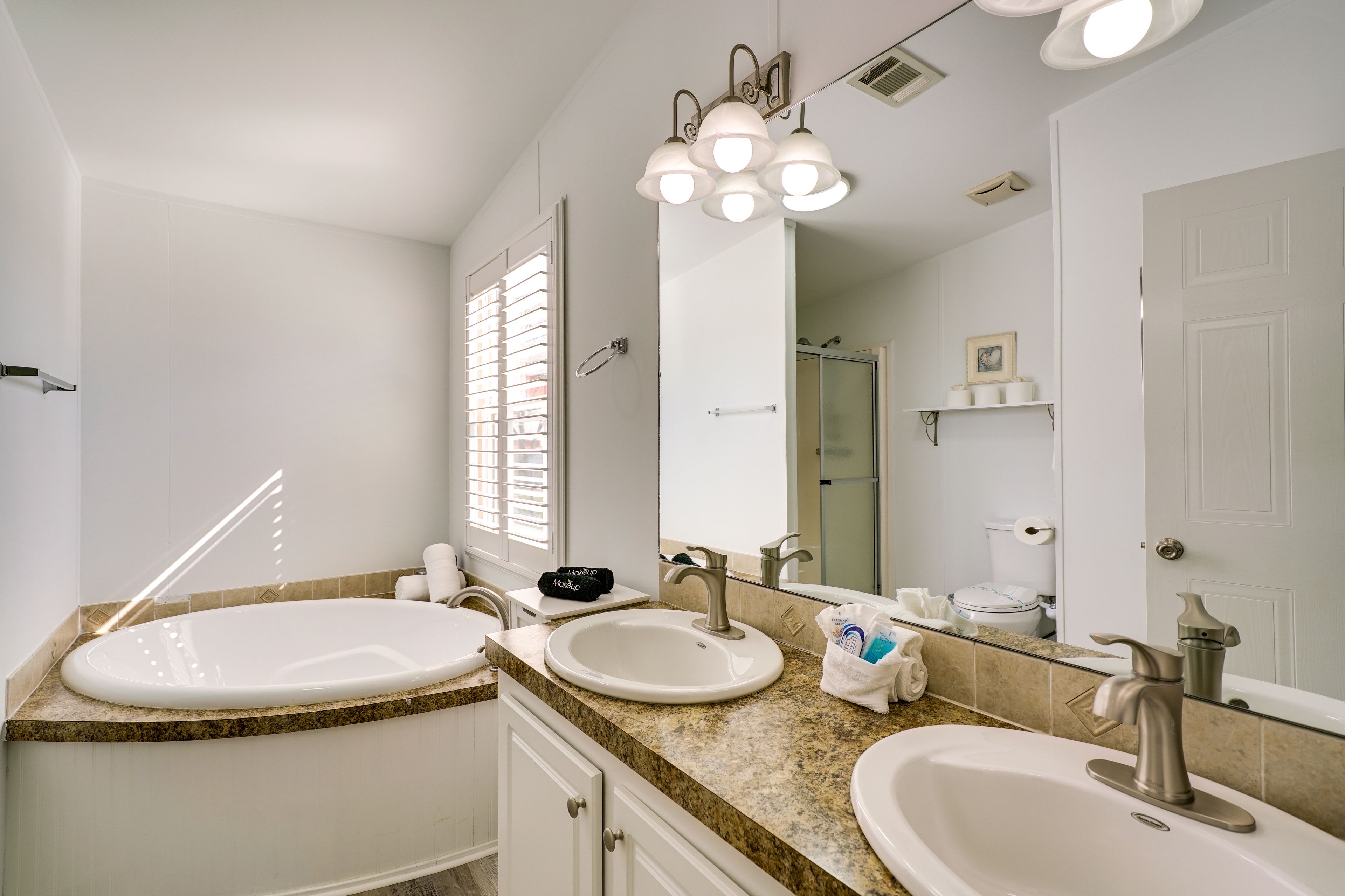 Full Bathroom | Towels Provided