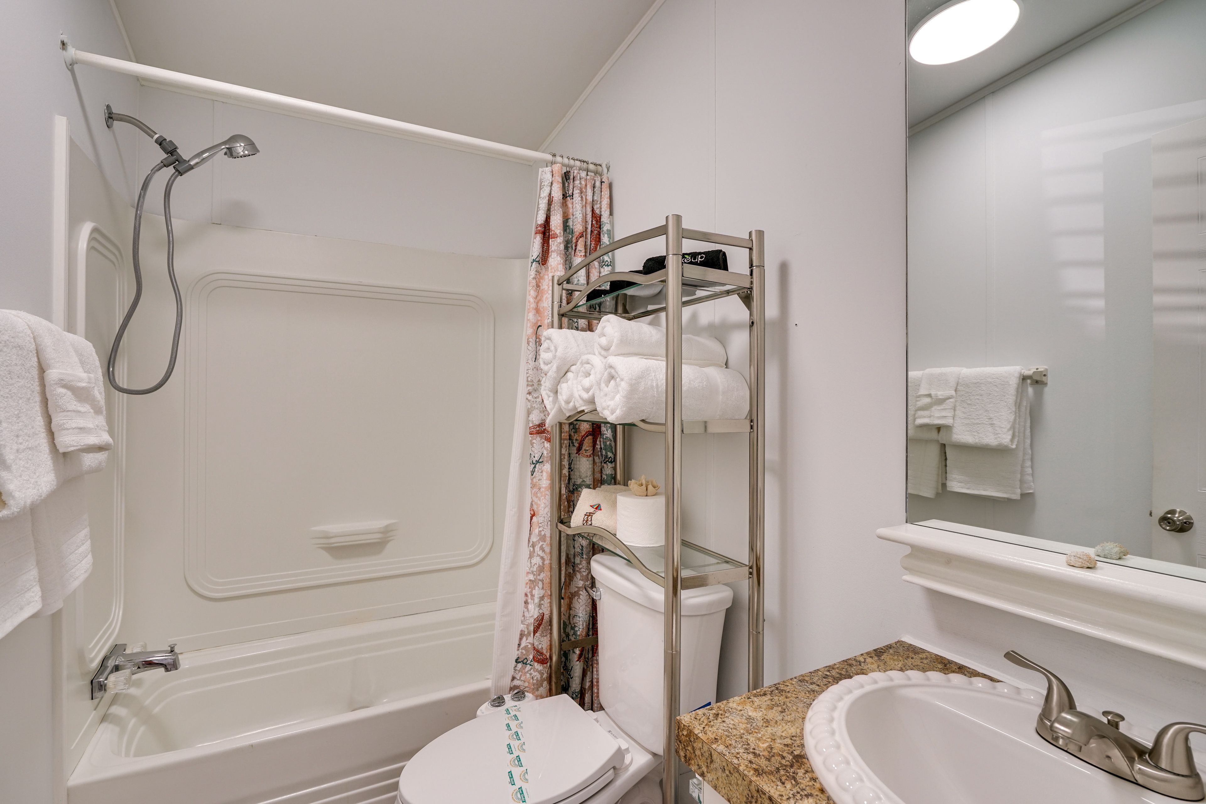 Full Bathroom | Complimentary Toiletries