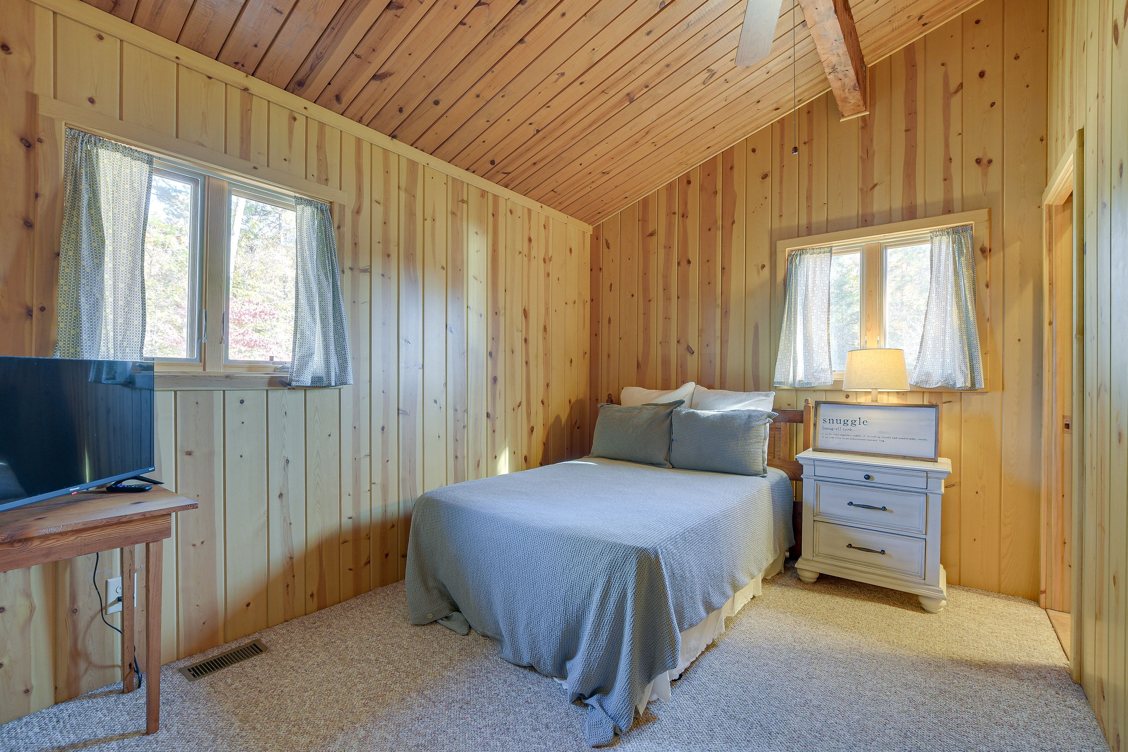 Bedroom 1 | Queen Bed | Flat-Screen TV | 2nd Floor