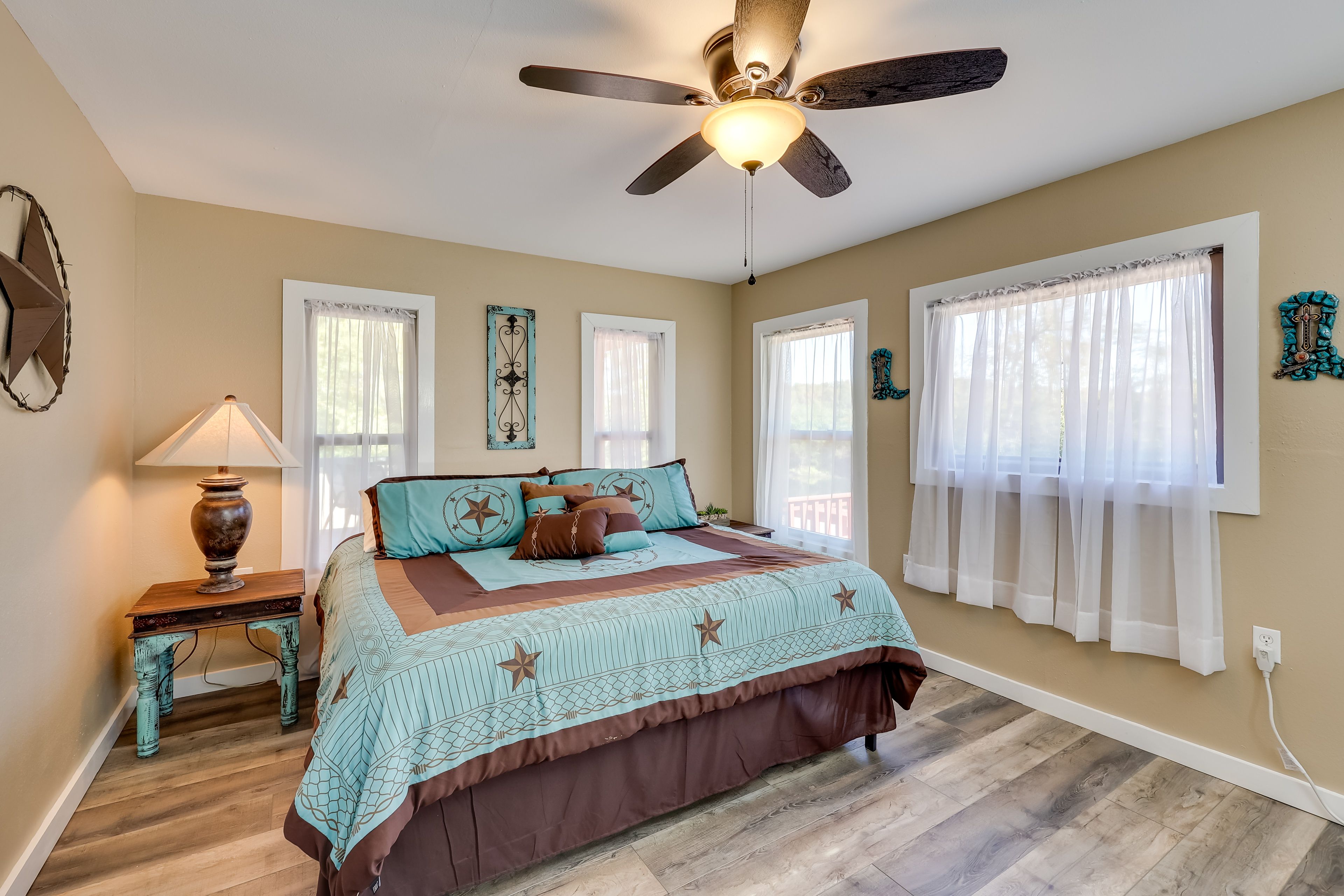 Bedroom | 1st Floor | King Bed | Smart TV | Fireplace