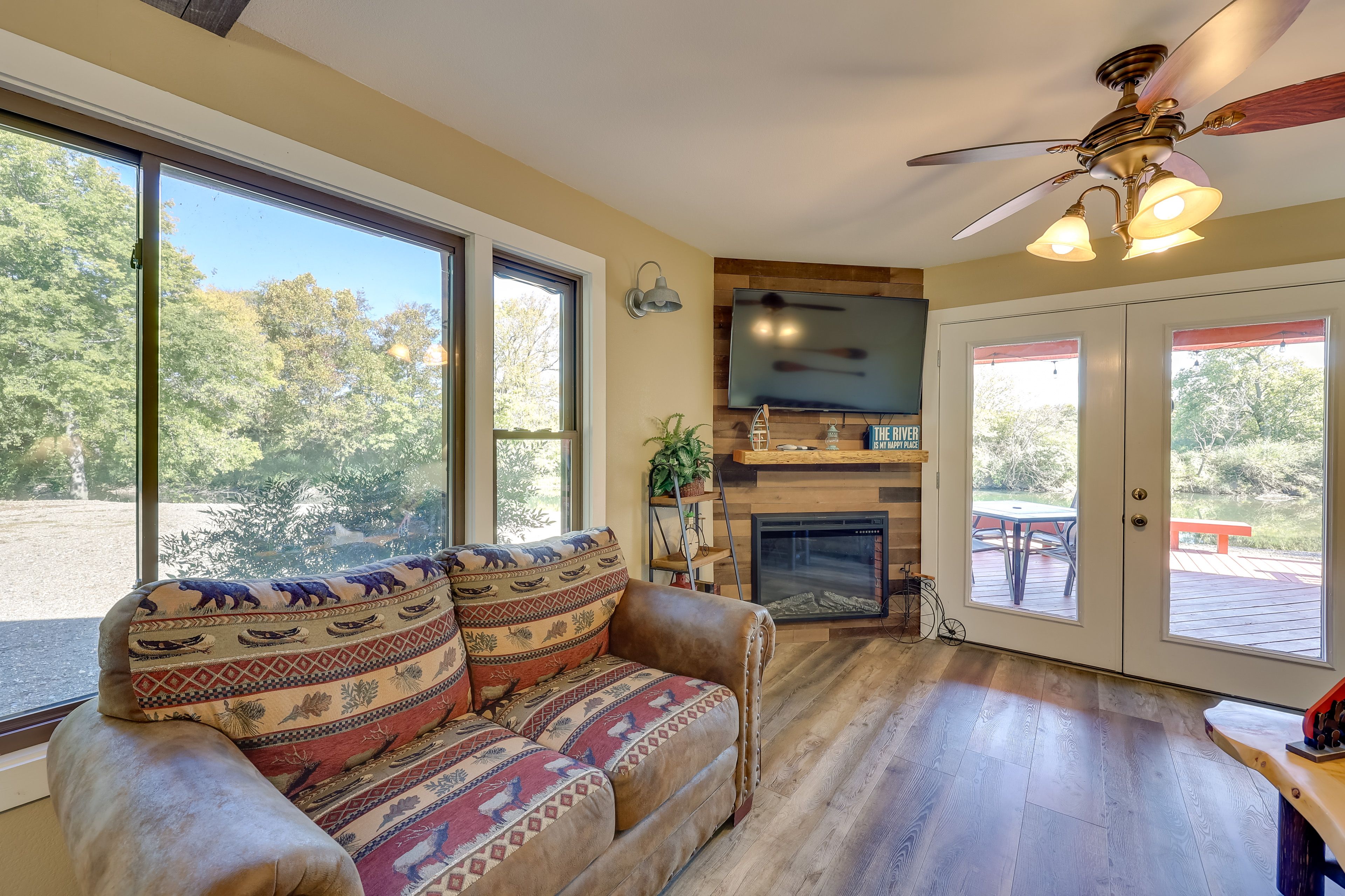 Living Room | Smart TV | Fireplace | Ceiling Fans | Free WiFi