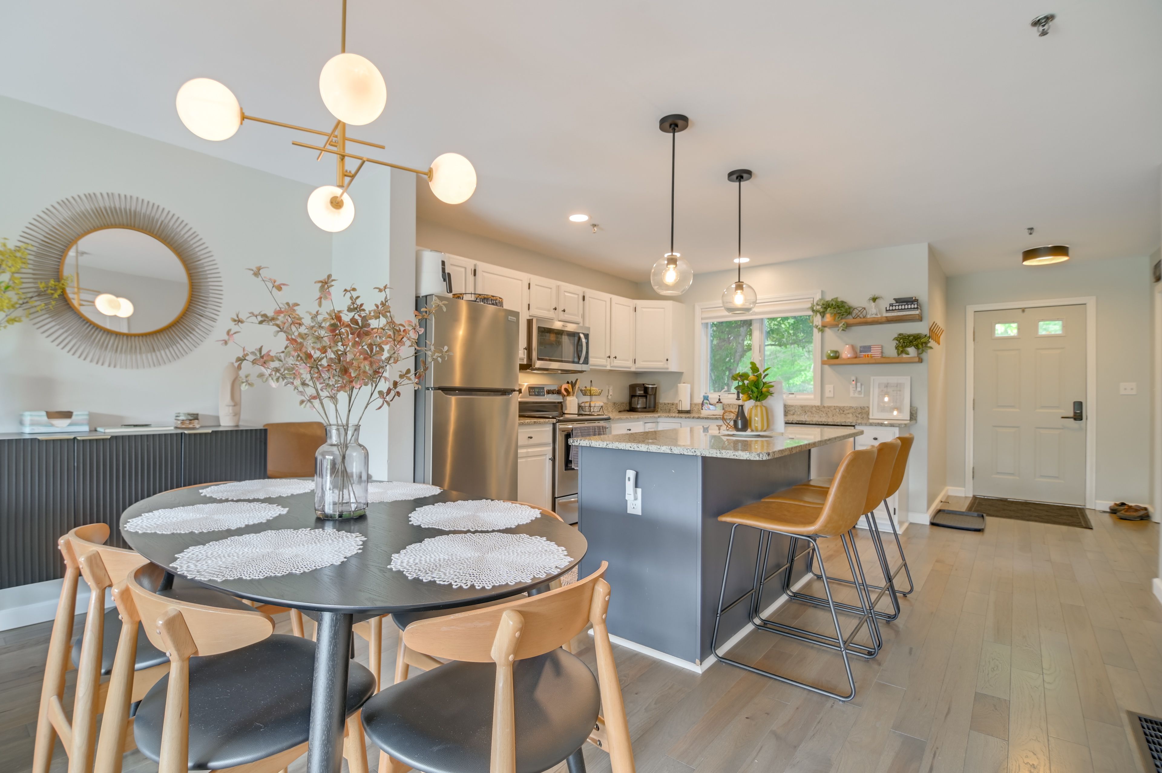 Dining Area | Kitchen