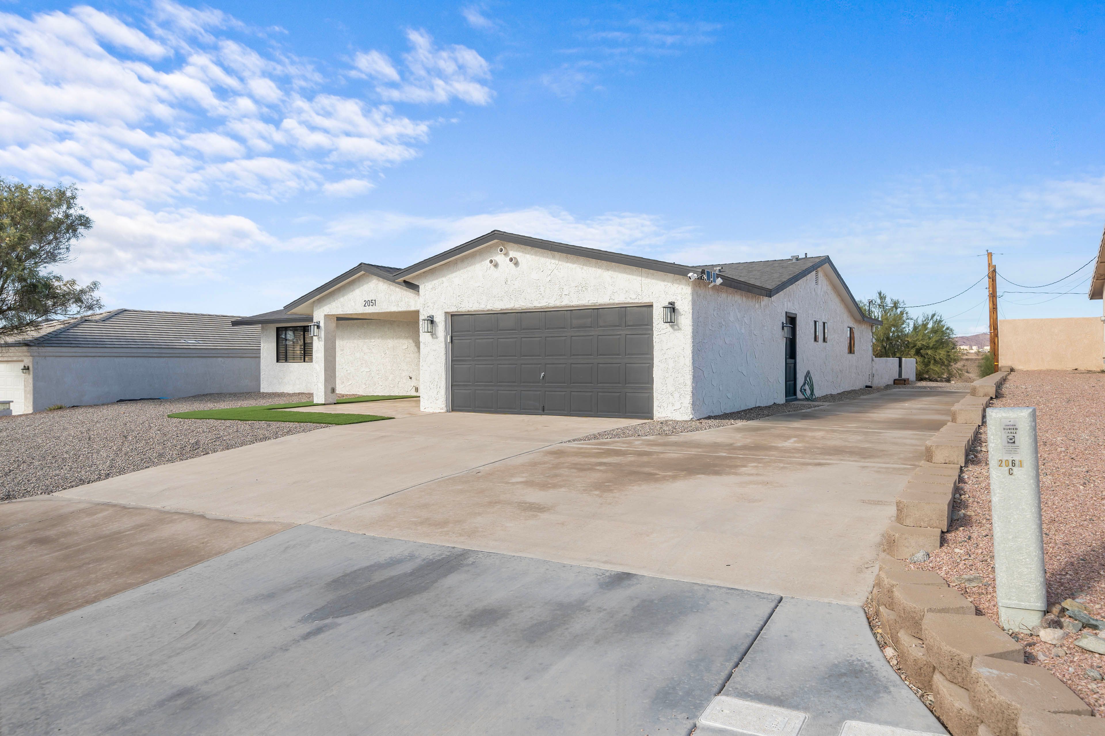 Parking | Driveway (5 Vehicles) | RV/Trailer Parking | Street Parking