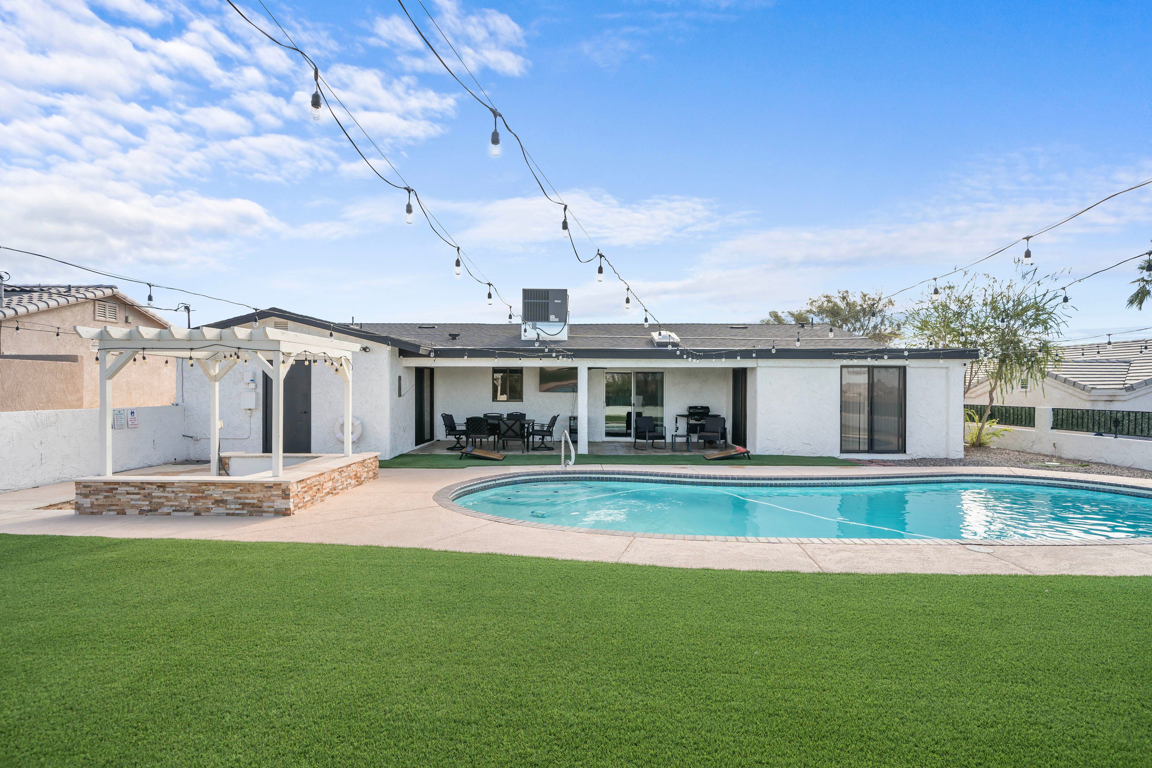 Backyard | Private Pool | Putting Green
