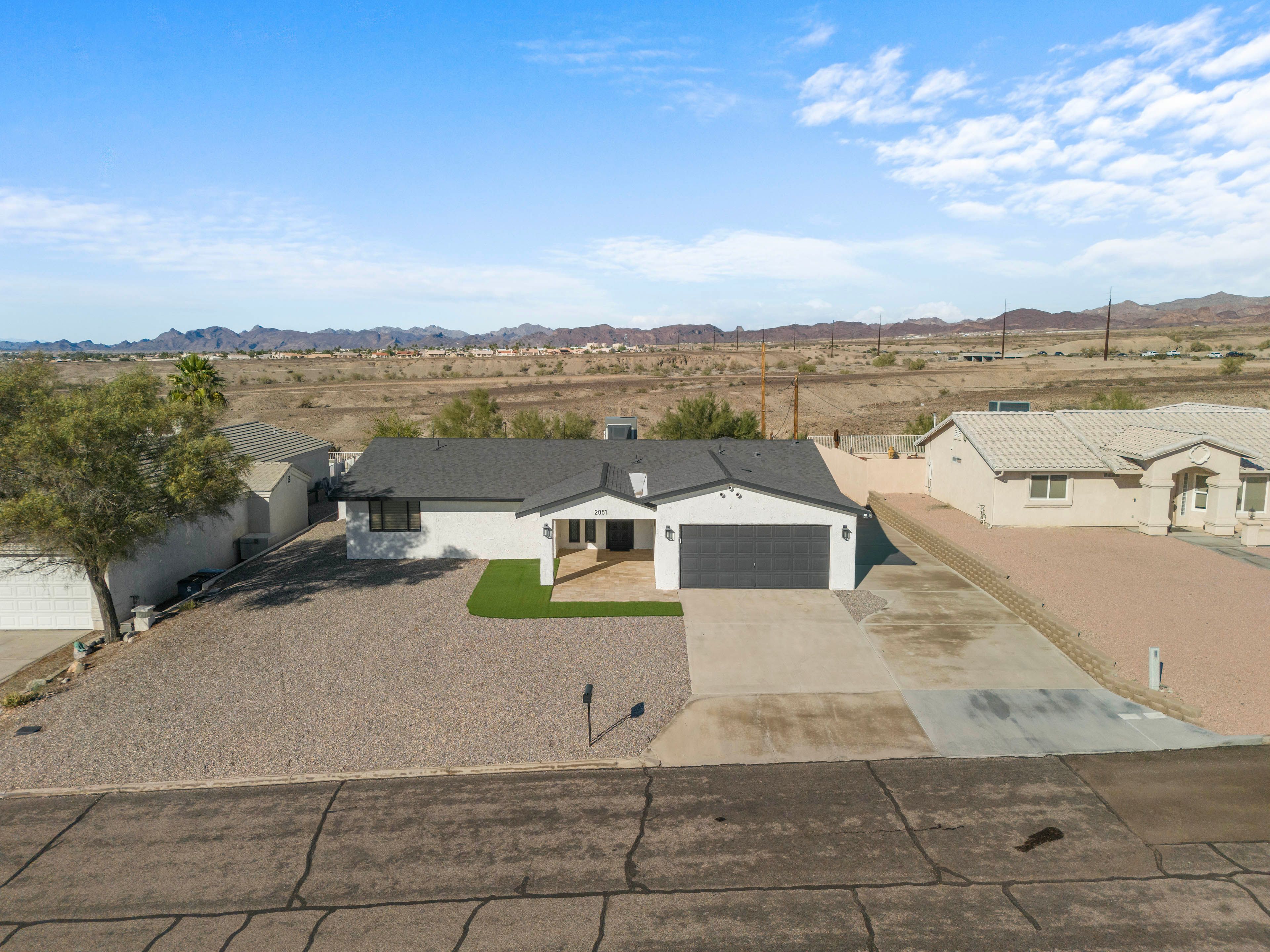 Parking | Driveway (5 Vehicles) | RV/Trailer Parking | Street Parking