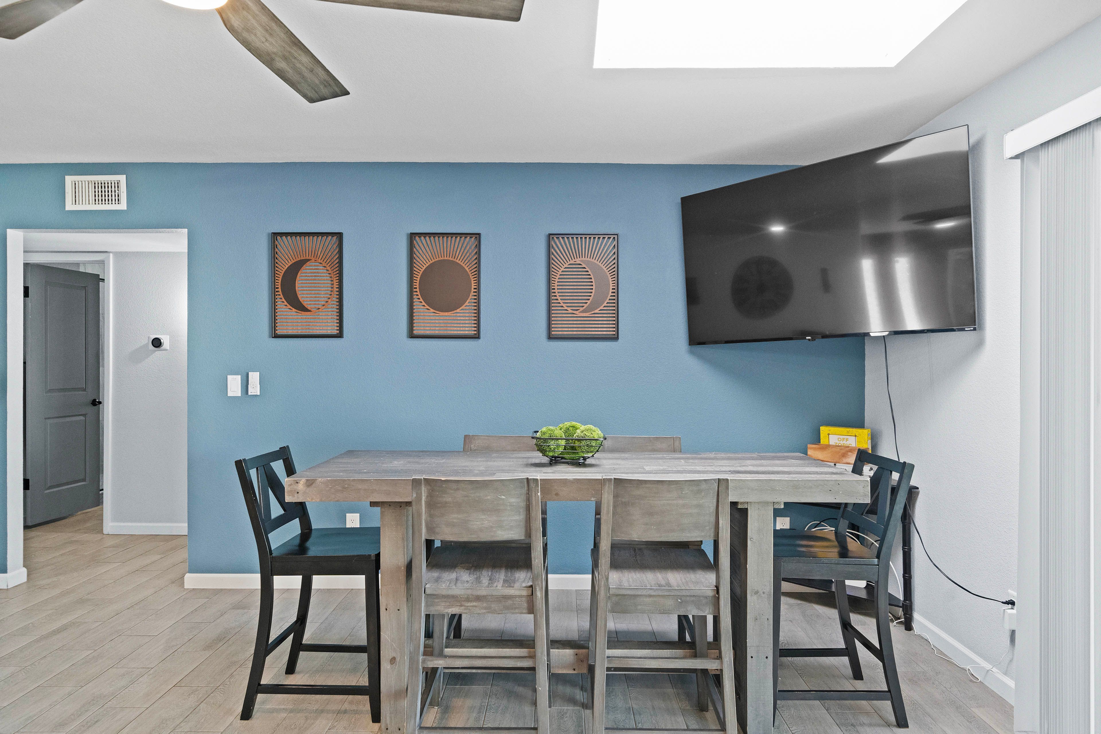 Dining Area | Dishes & Flatware Provided