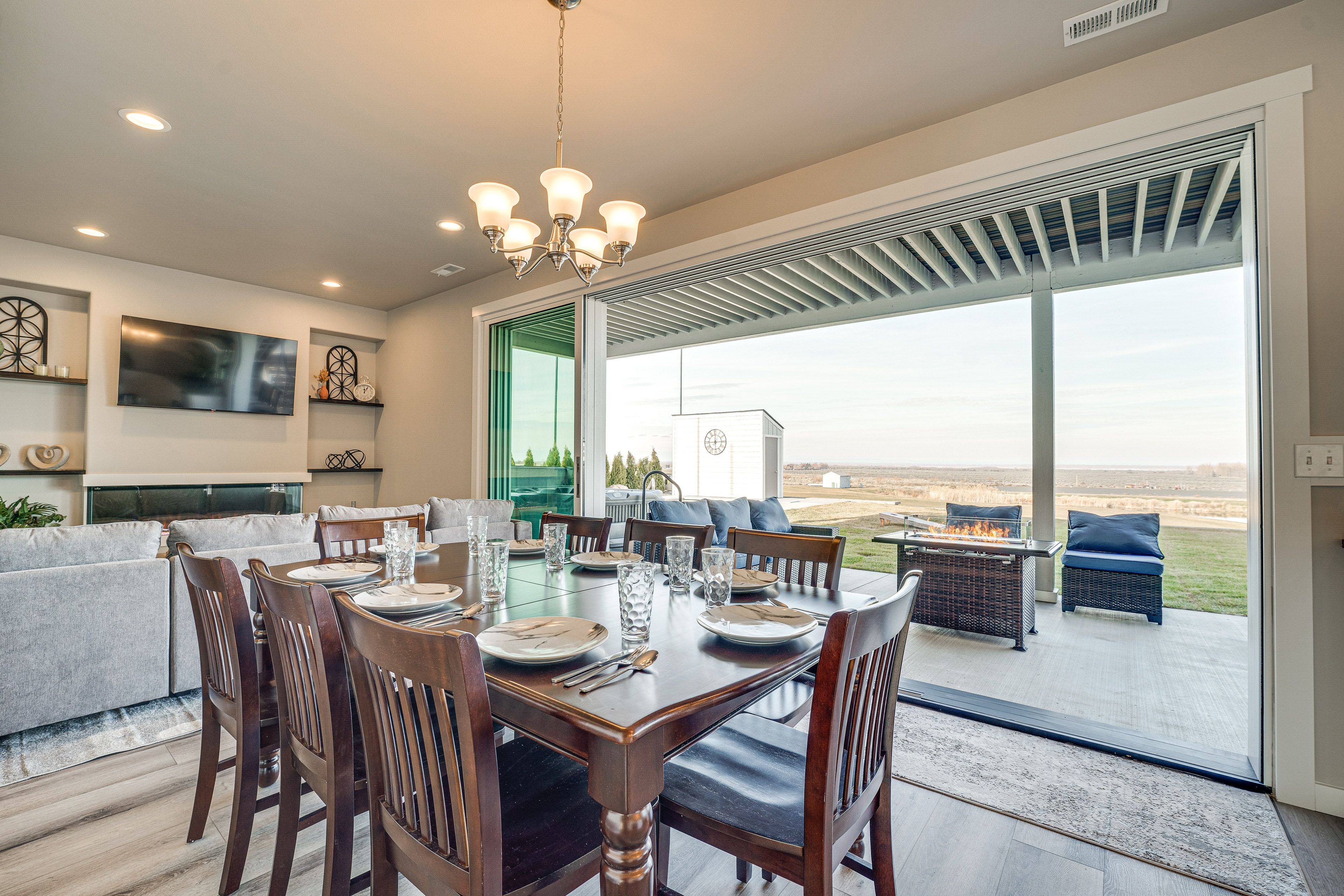 Dining Area | Dishware & Flatware Provided
