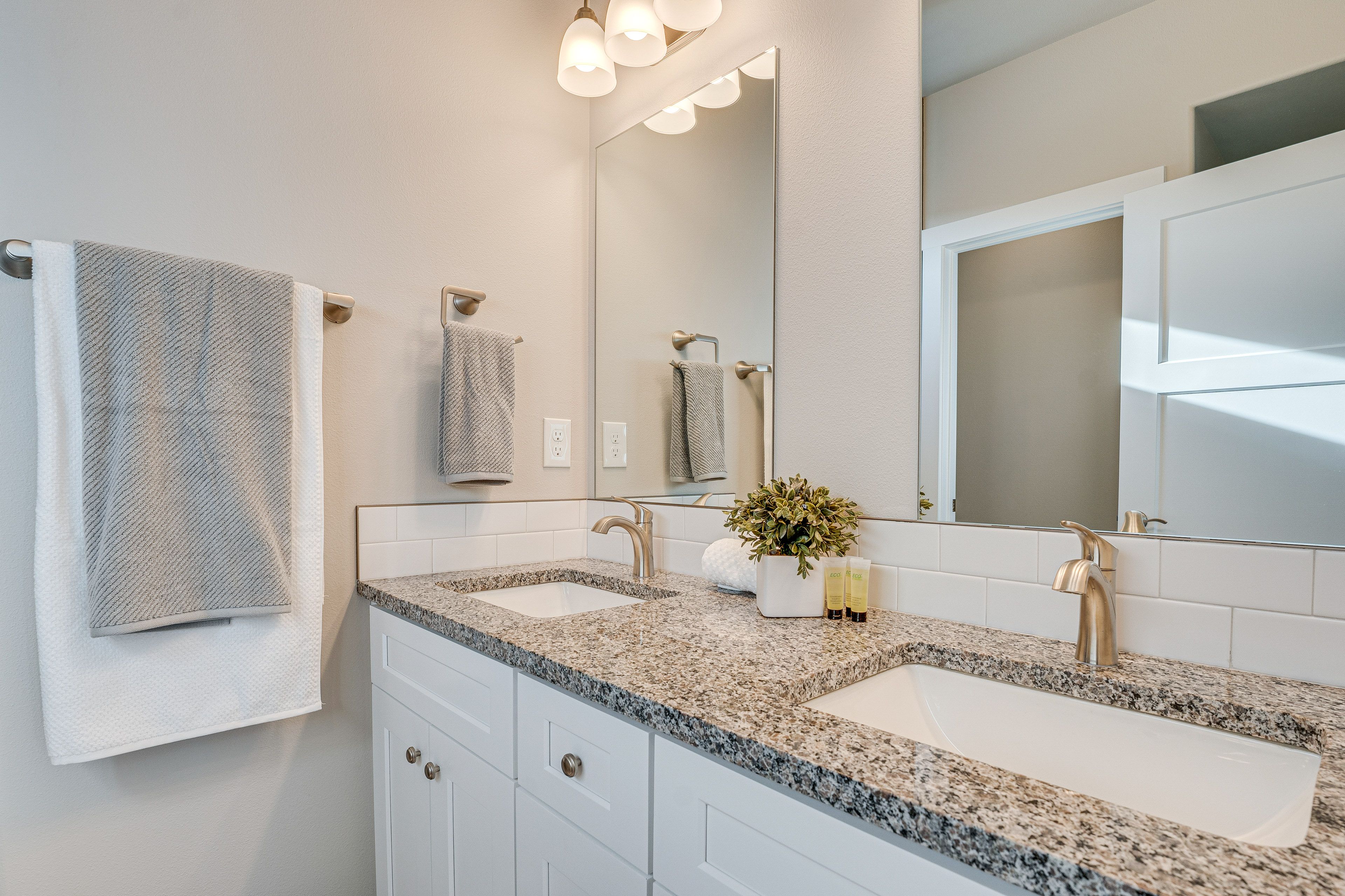 Full Bathroom | Complimentary Toiletries