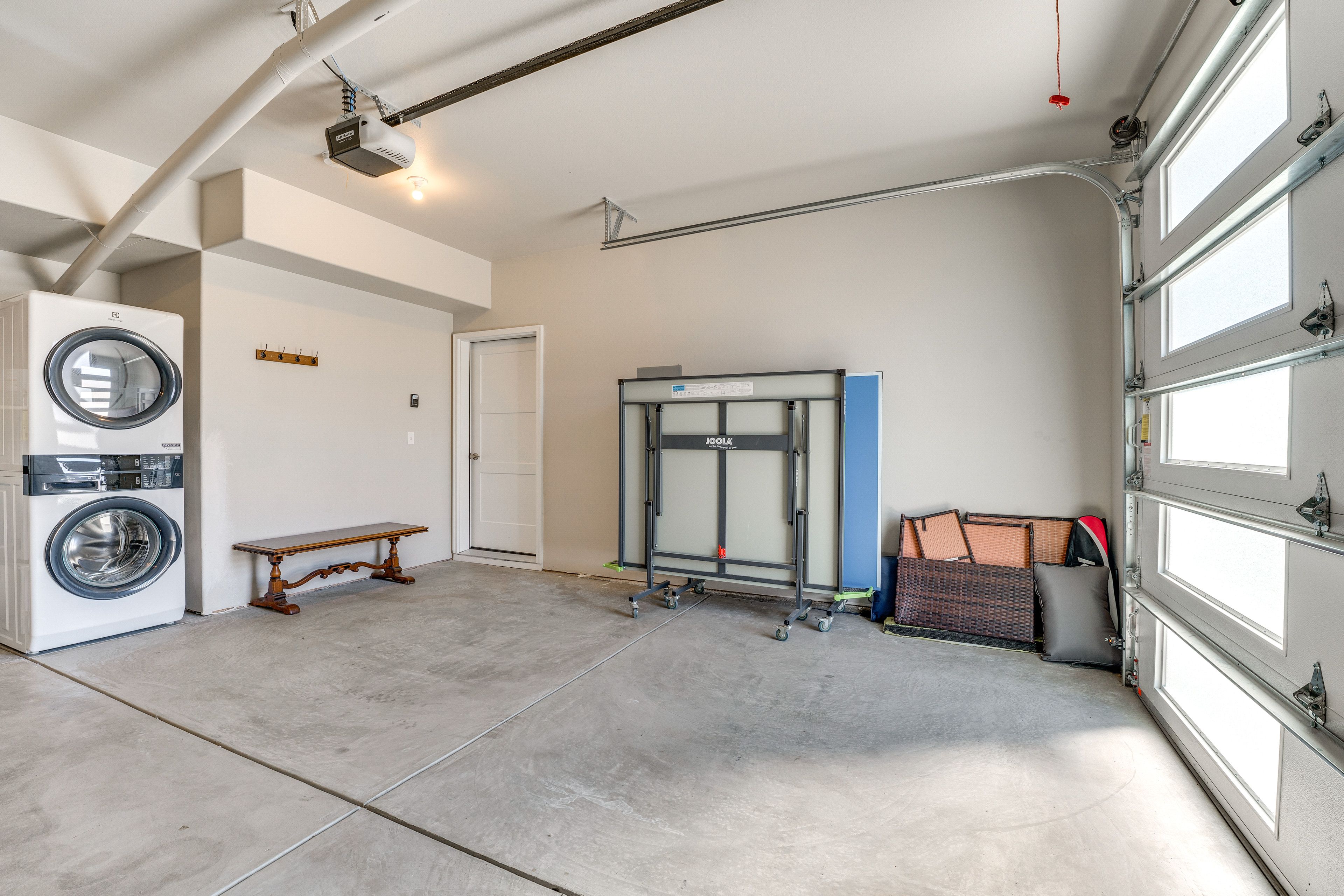 Parking | Garage (2 Vehicles) | Ping Pong Table | Washer/Dryer
