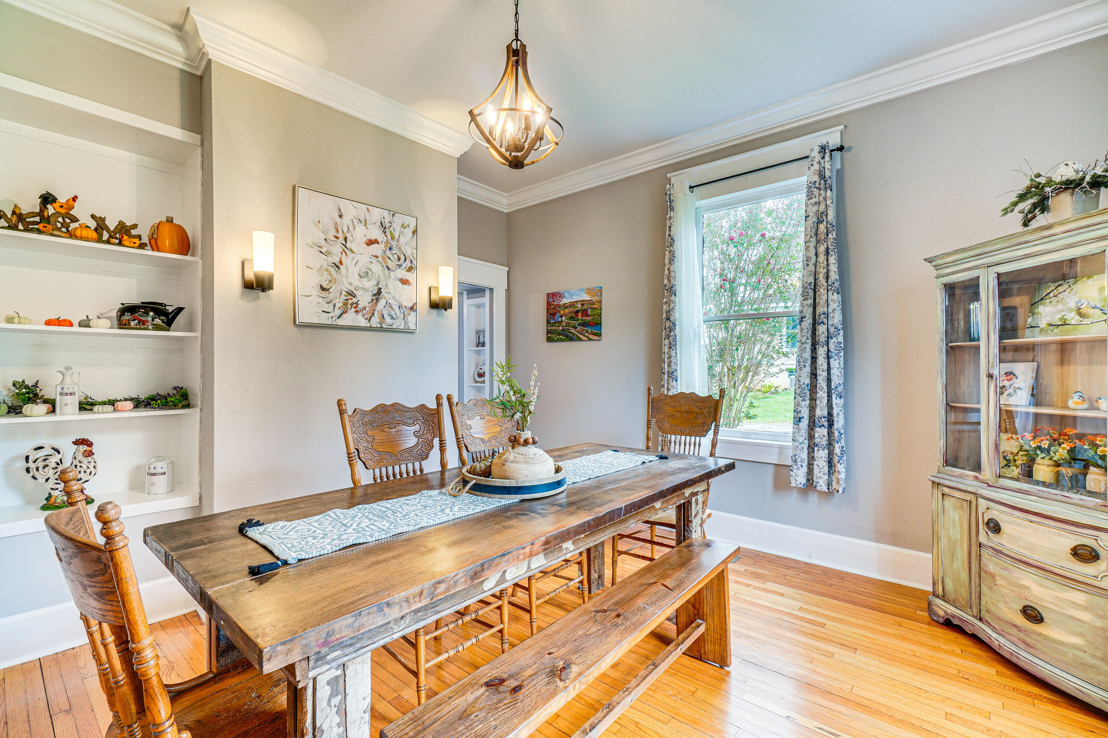 Dining Room | Dishware & Flatware Provided