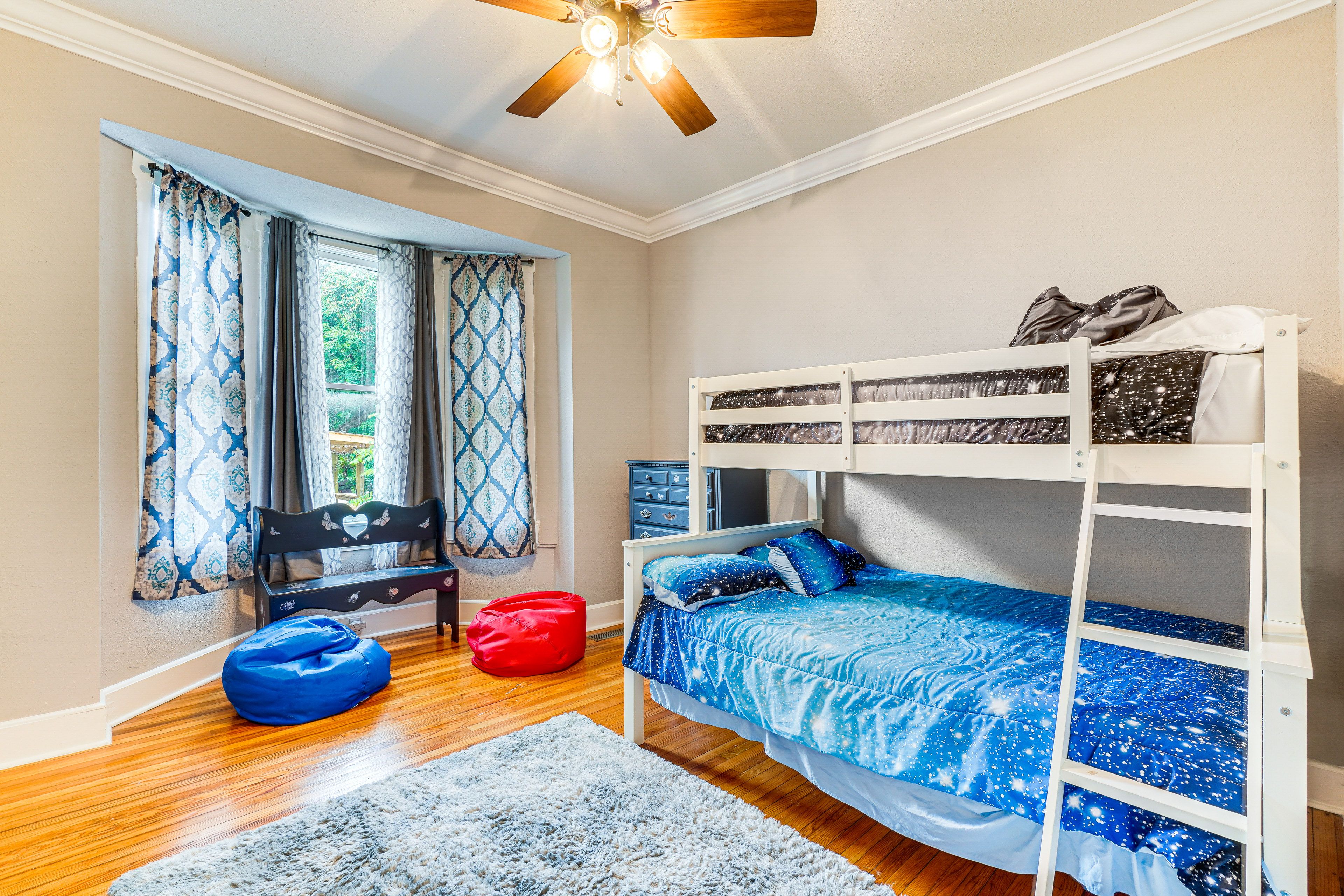 Bedroom 2 | Twin/Full Bunk Bed