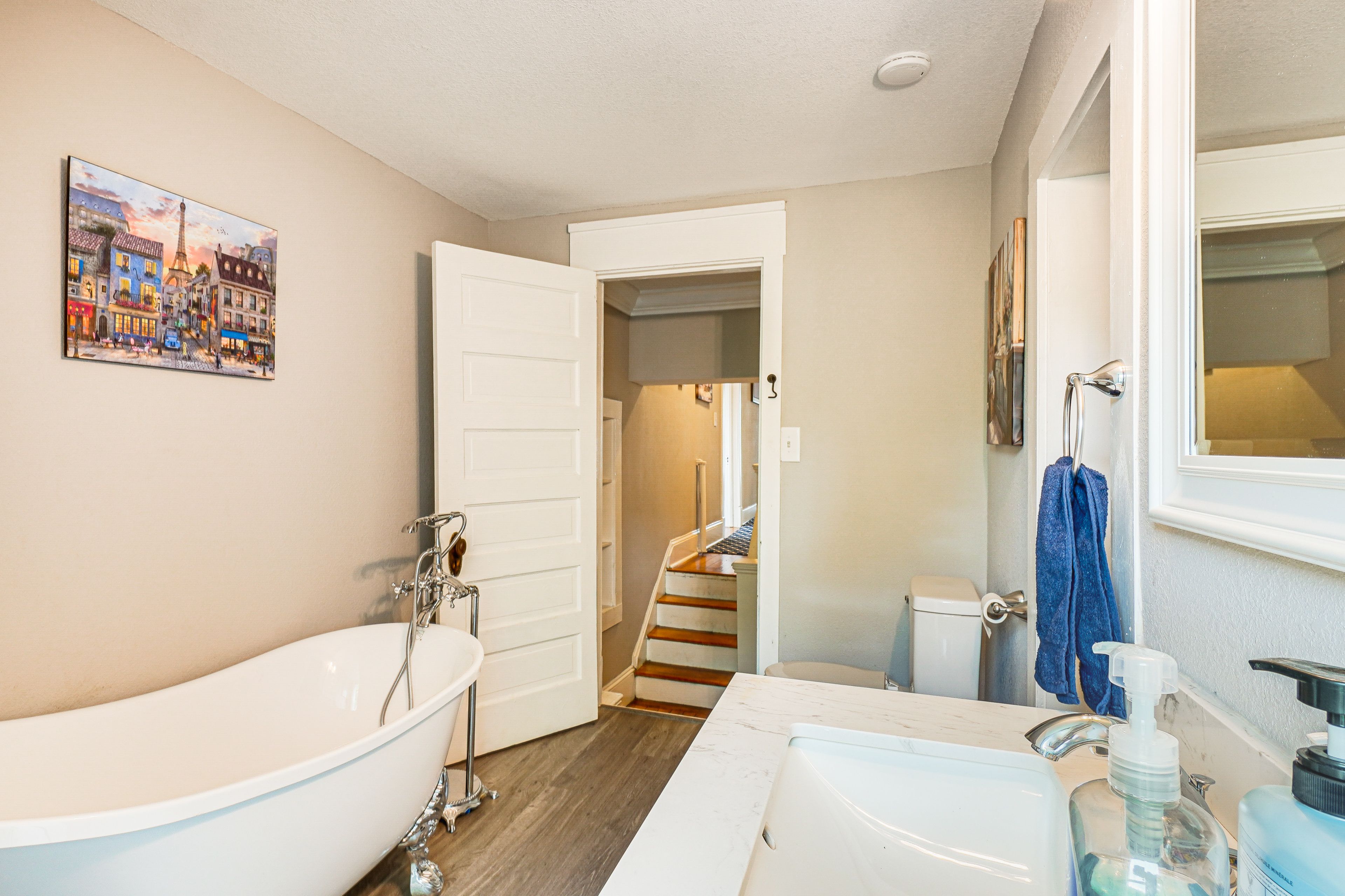 Full Bathroom | Complimentary Toiletries