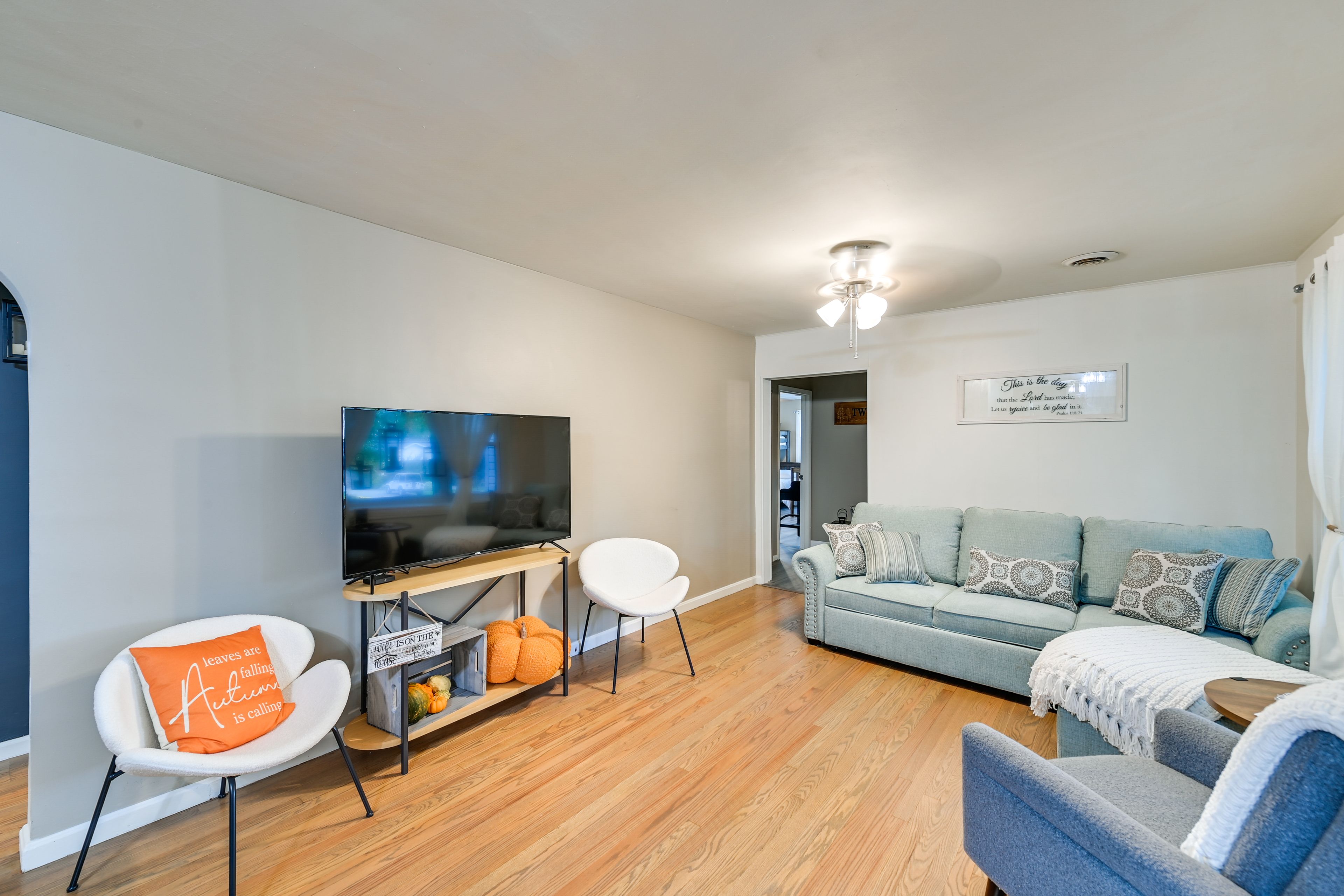 Living Room | Sleeper Sofa | Smart TV