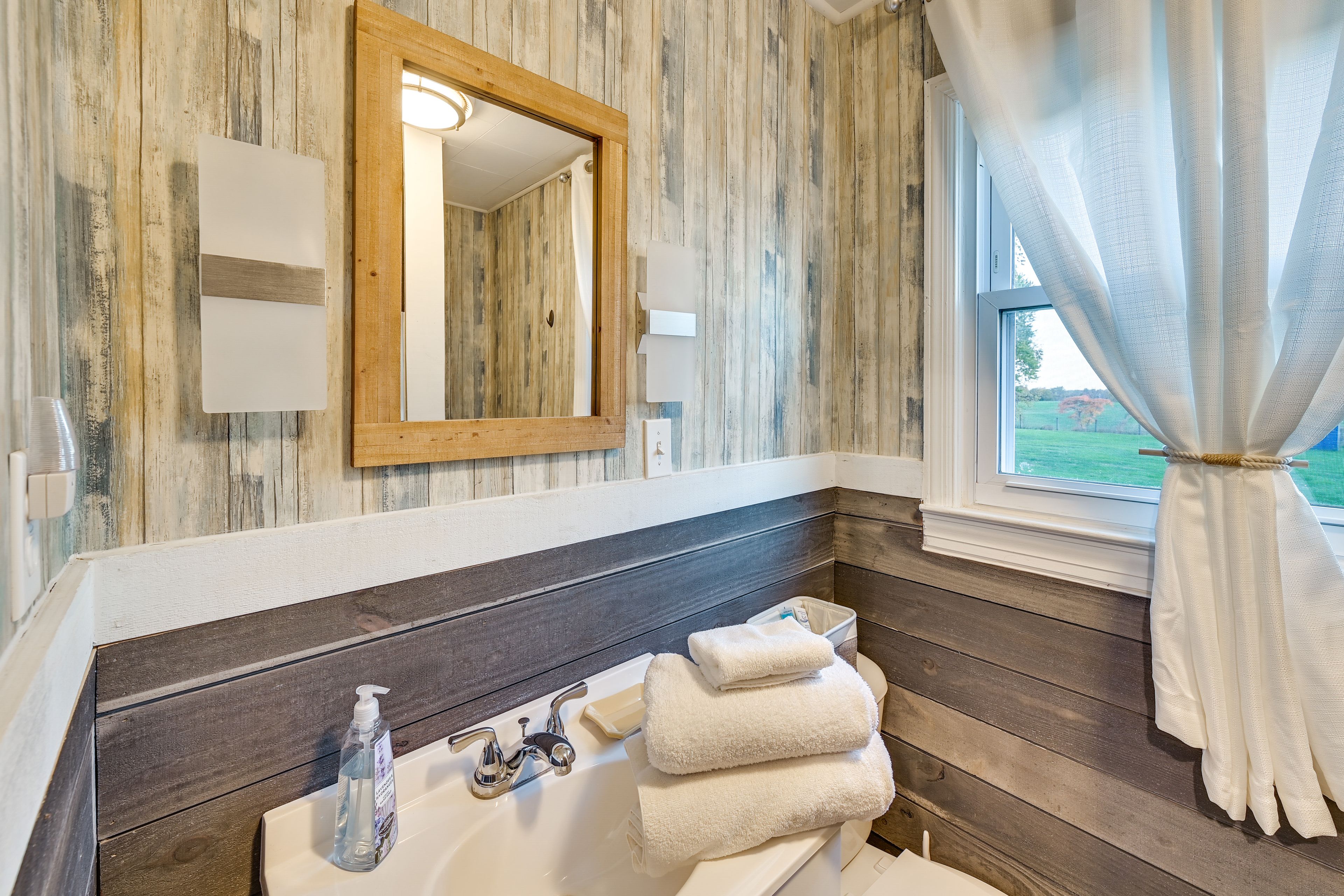 Full Bathroom | Towels Provided | Complimentary Toiletries