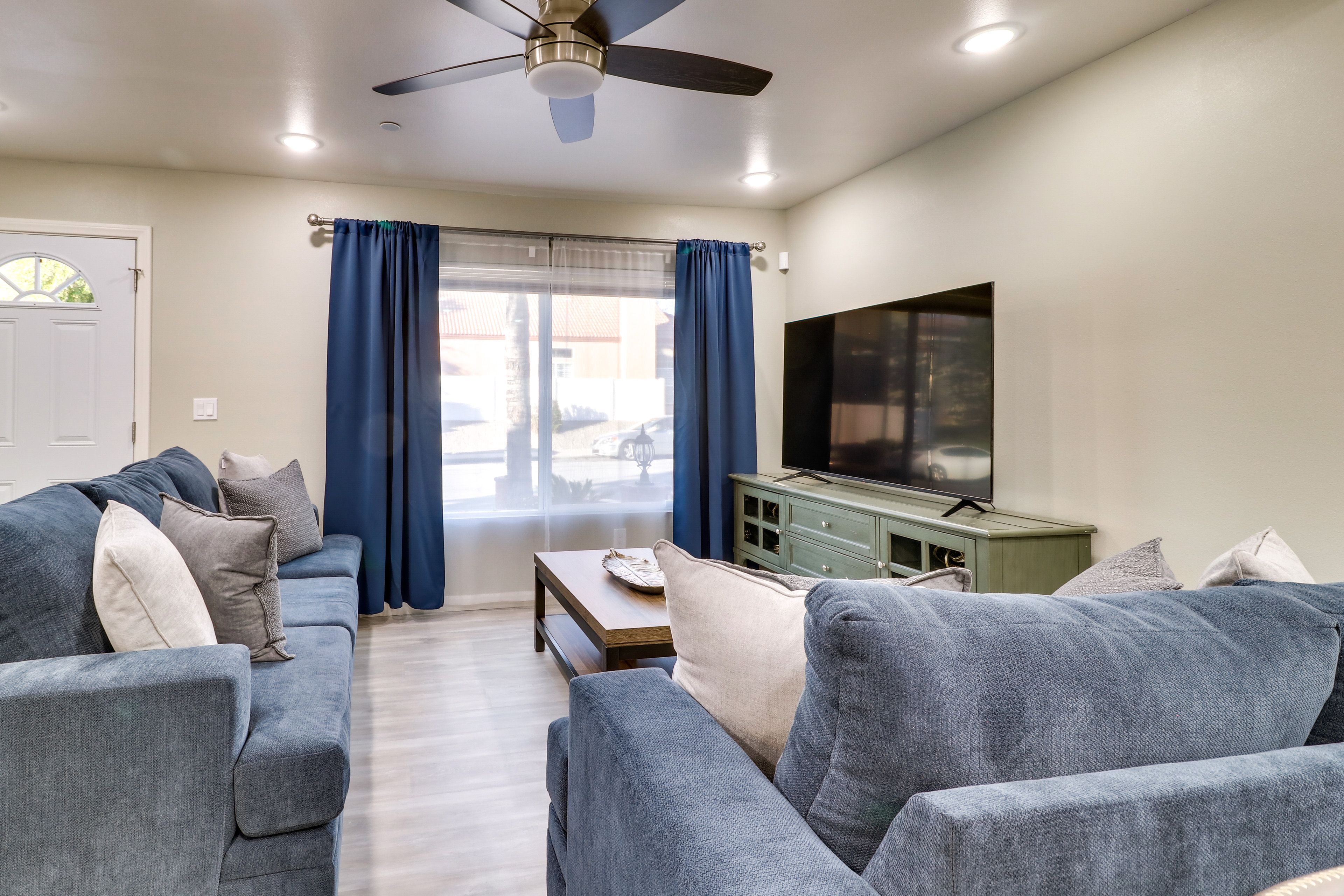 Living Room | Sleeper Sofa | Free WiFi | A/C Unit | Smart TV
