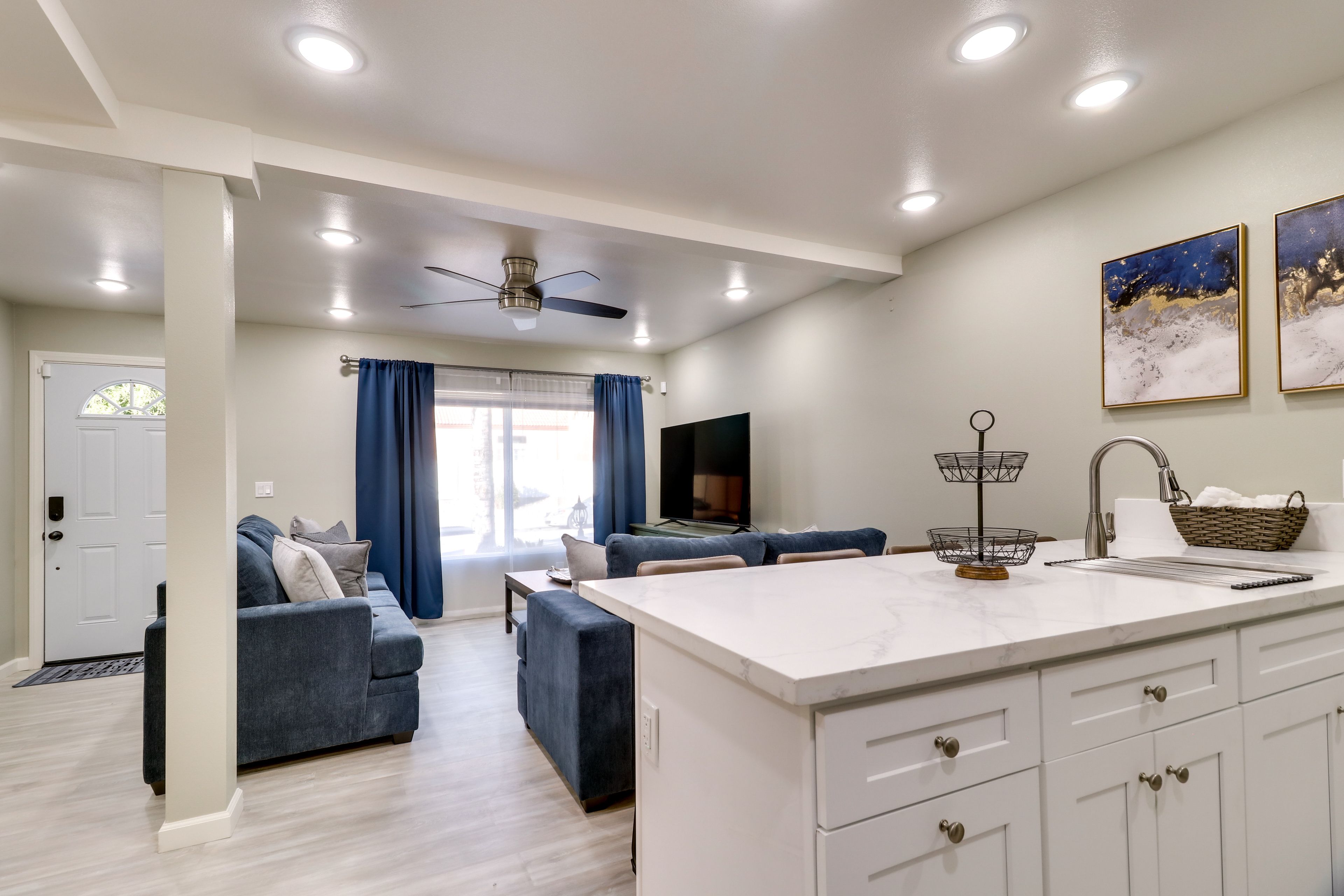 Dining Area | Dishware/Flatware Provided