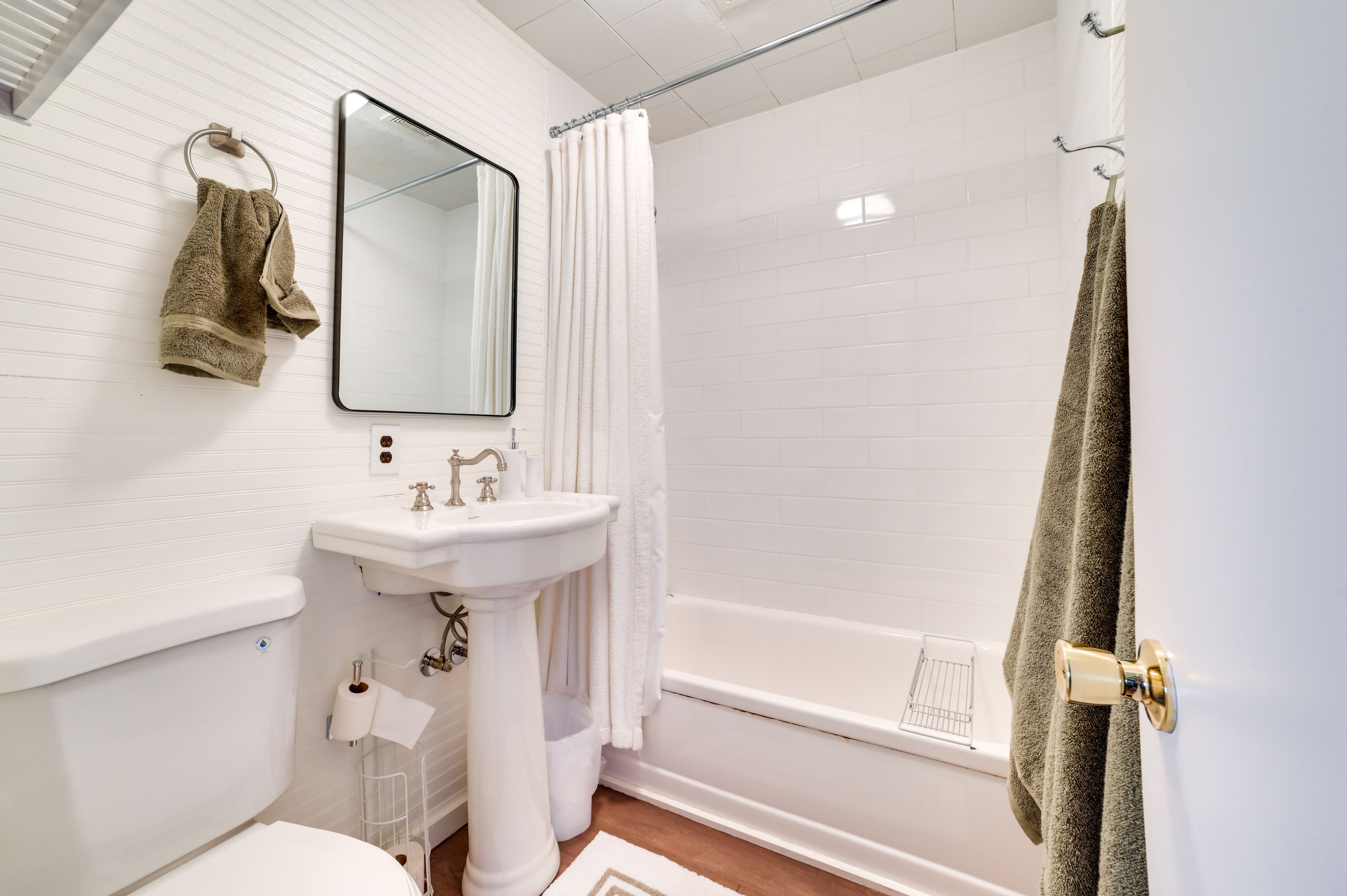 Full Bathroom | Towels Provided