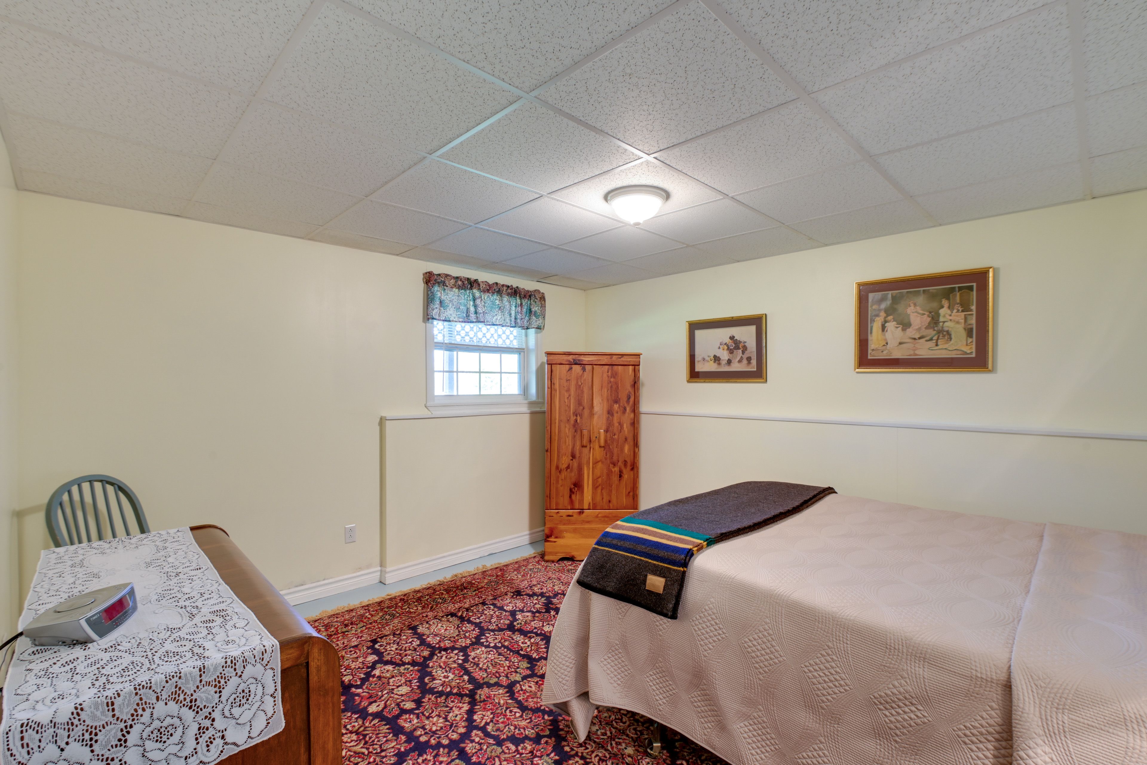 Bedroom | Queen Bed | Linens Provided