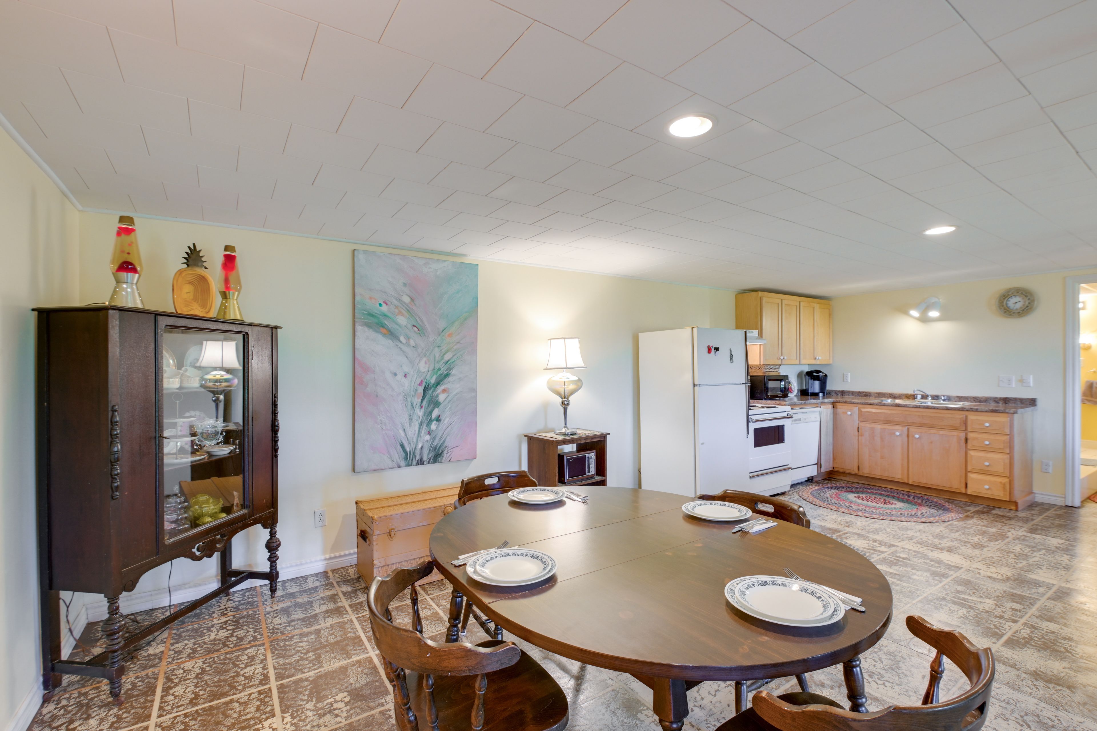 Dining Area | Dining Table | Dishware/Flatware | Free WiFi
