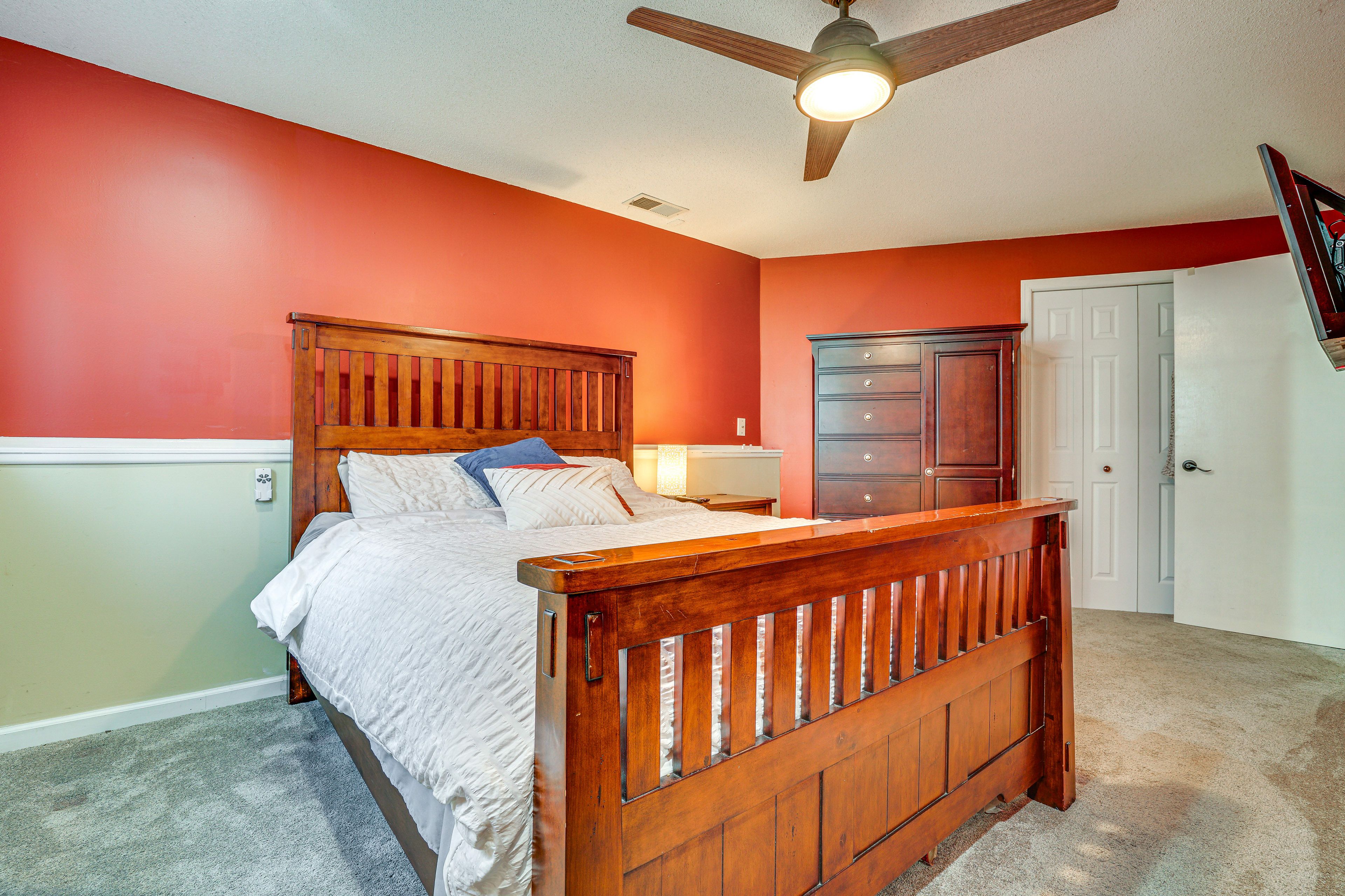 Bedroom 3 | Queen Bed | Basement Level