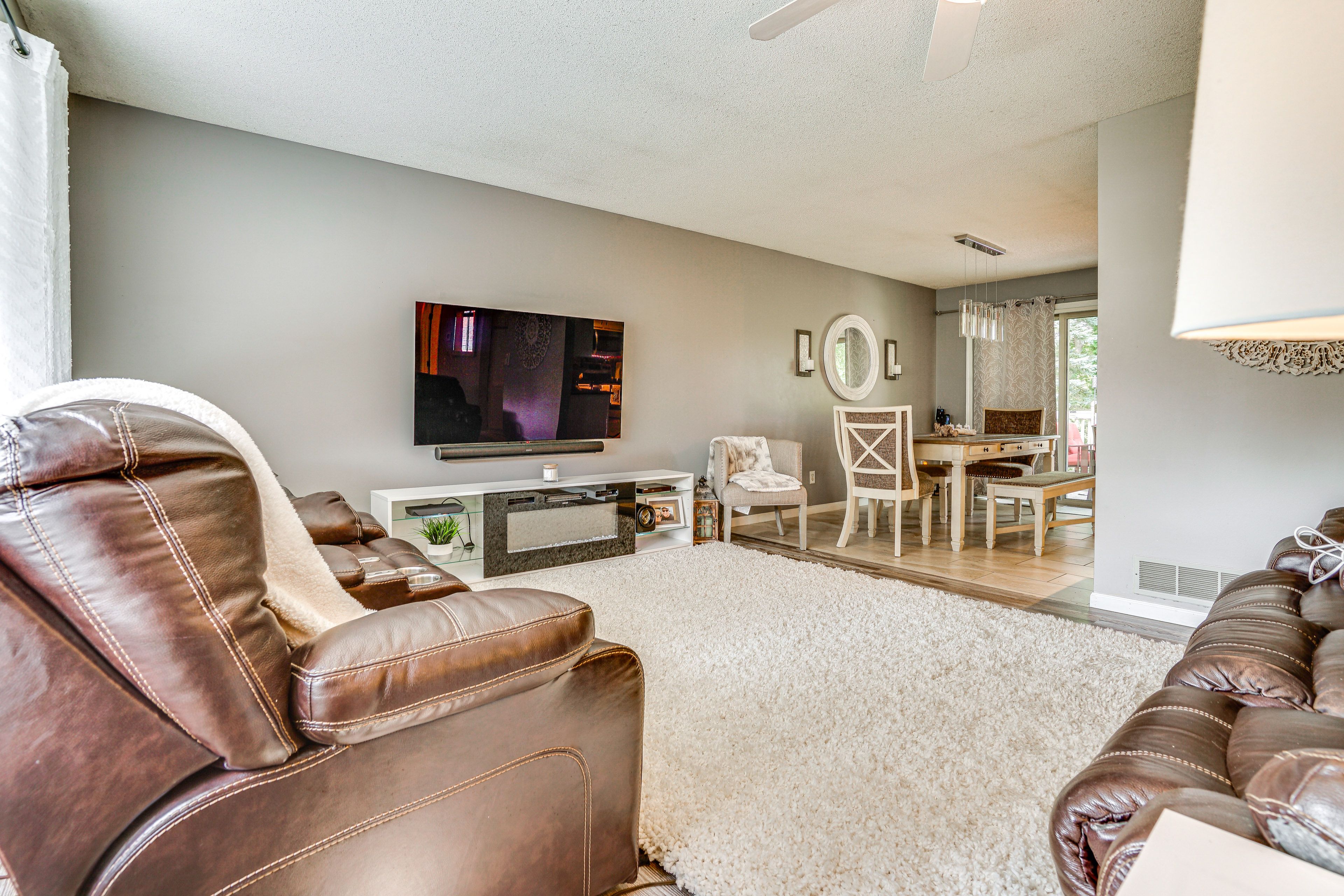 Living Room | Free WiFi | Cable TV | 1st Floor