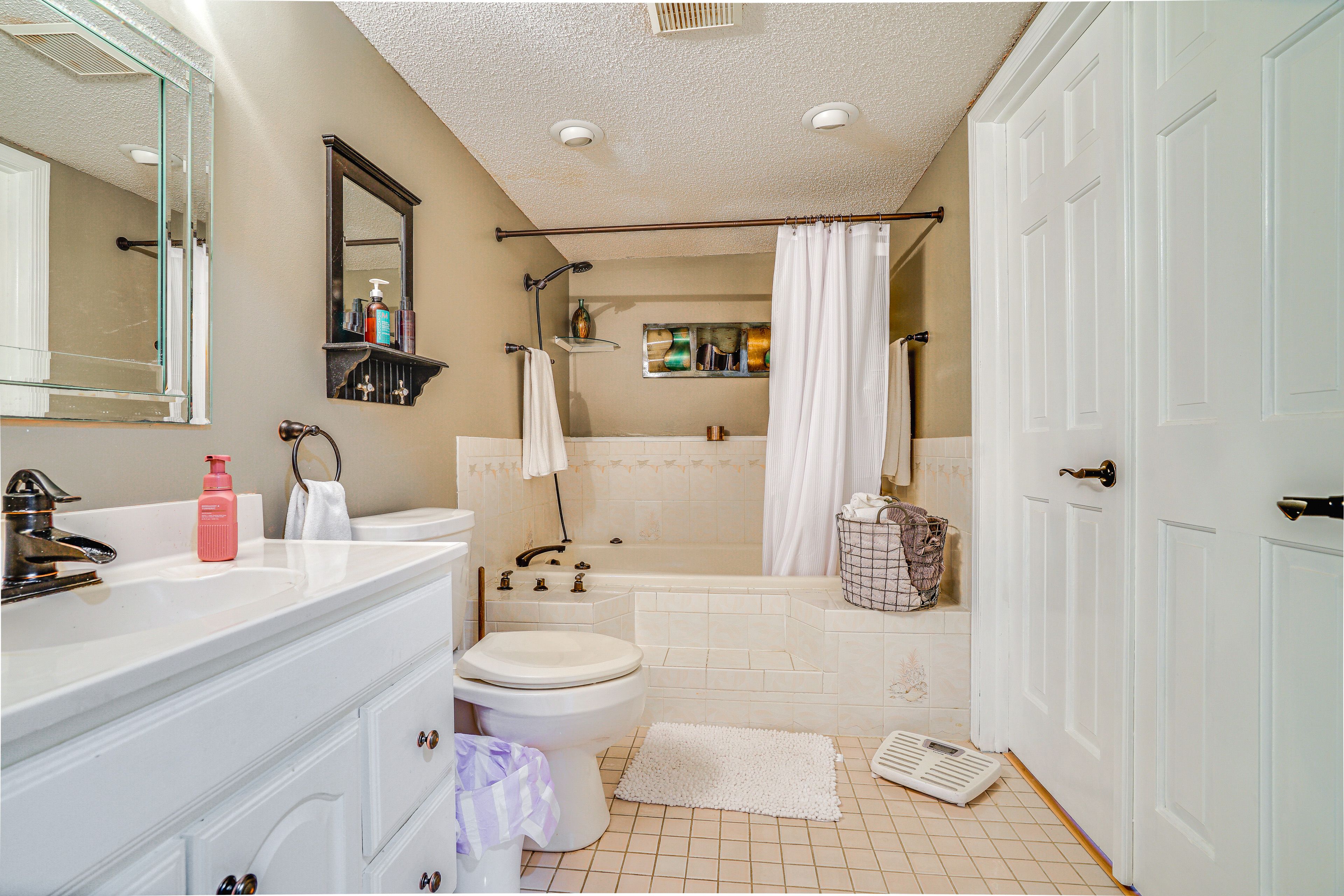 Bathroom | Towels Provided | Basement Level