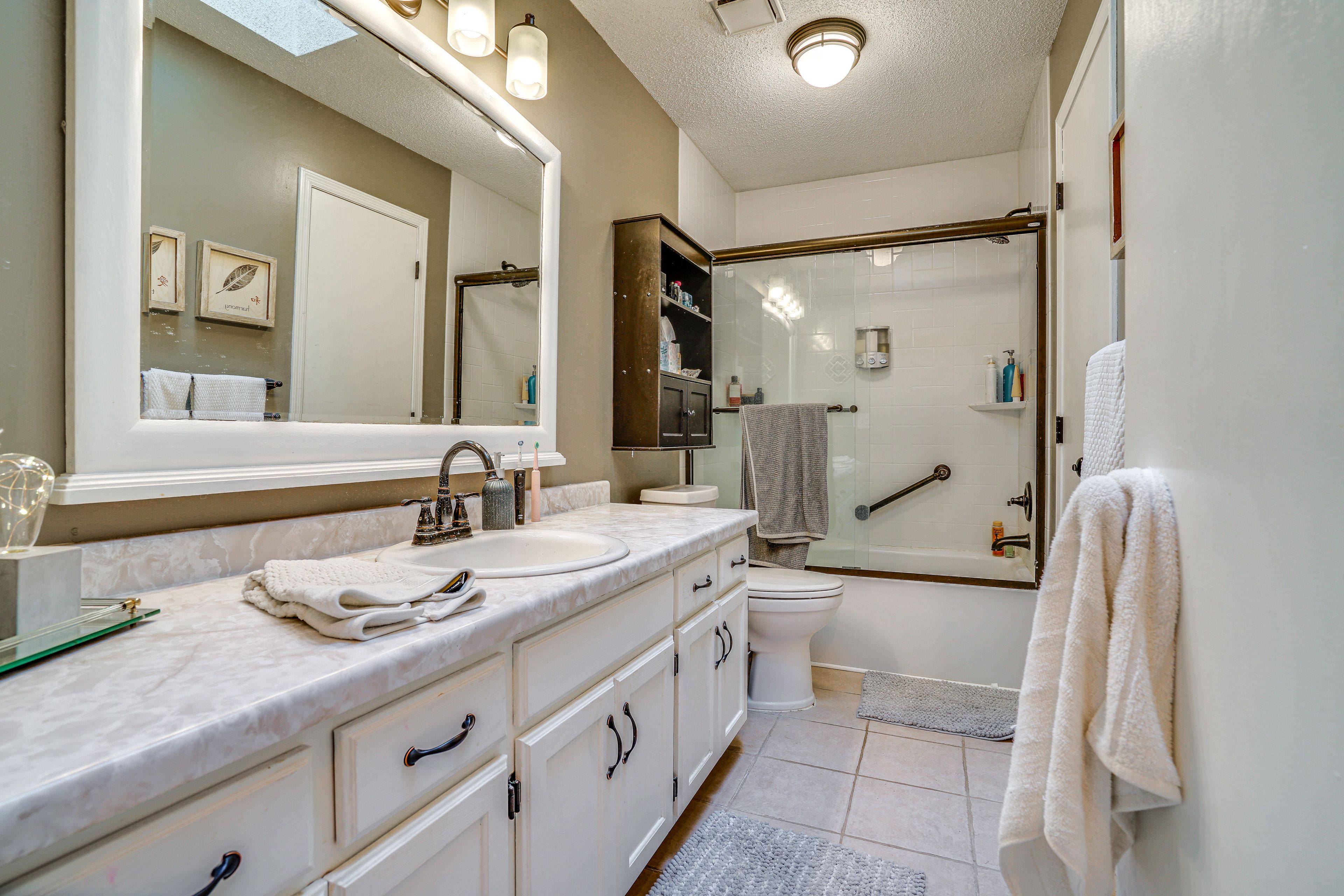 Full Bathroom | Complimentary Toiletries | 1st Floor