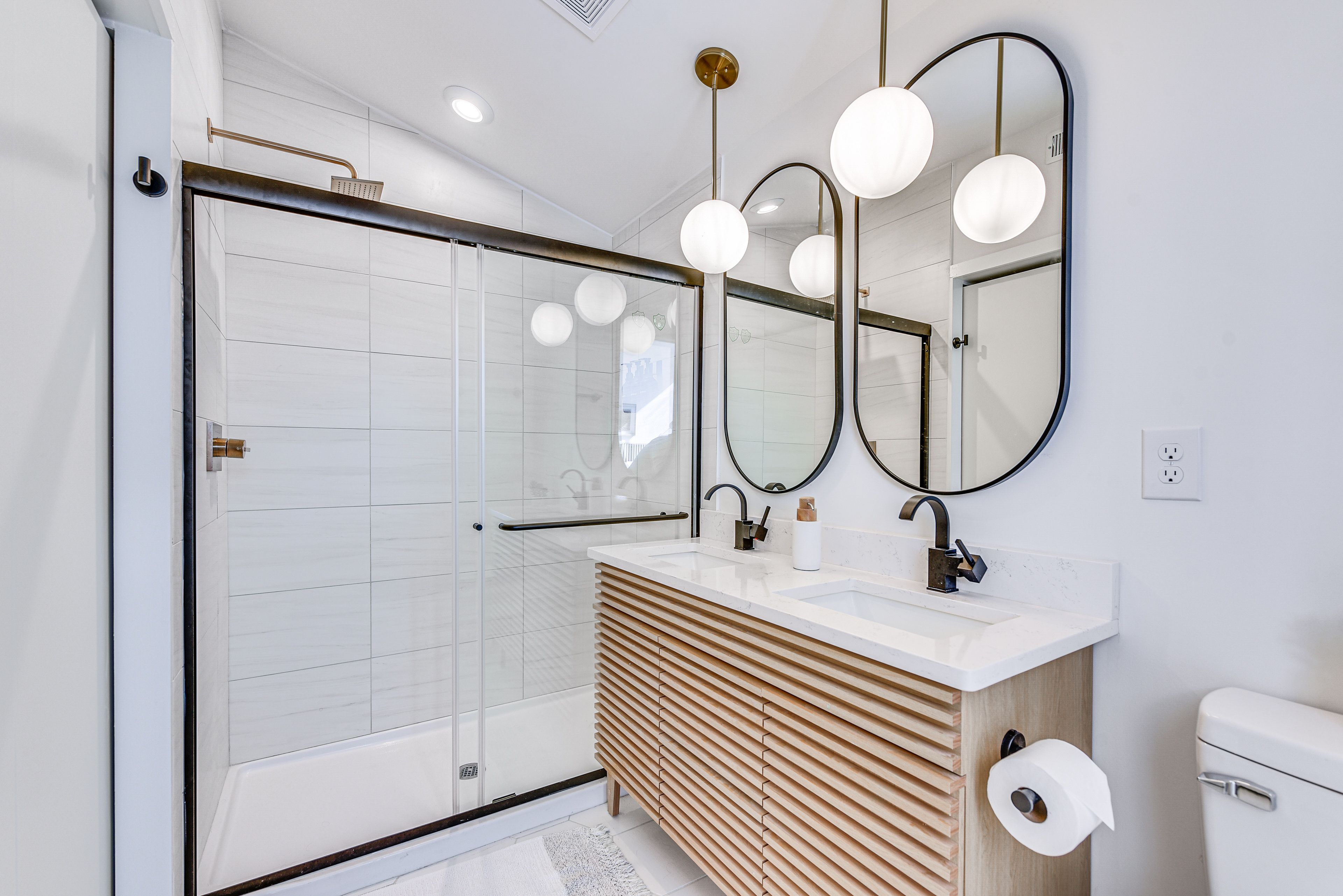 En-Suite Bathroom | Towels Provided | Upper Level