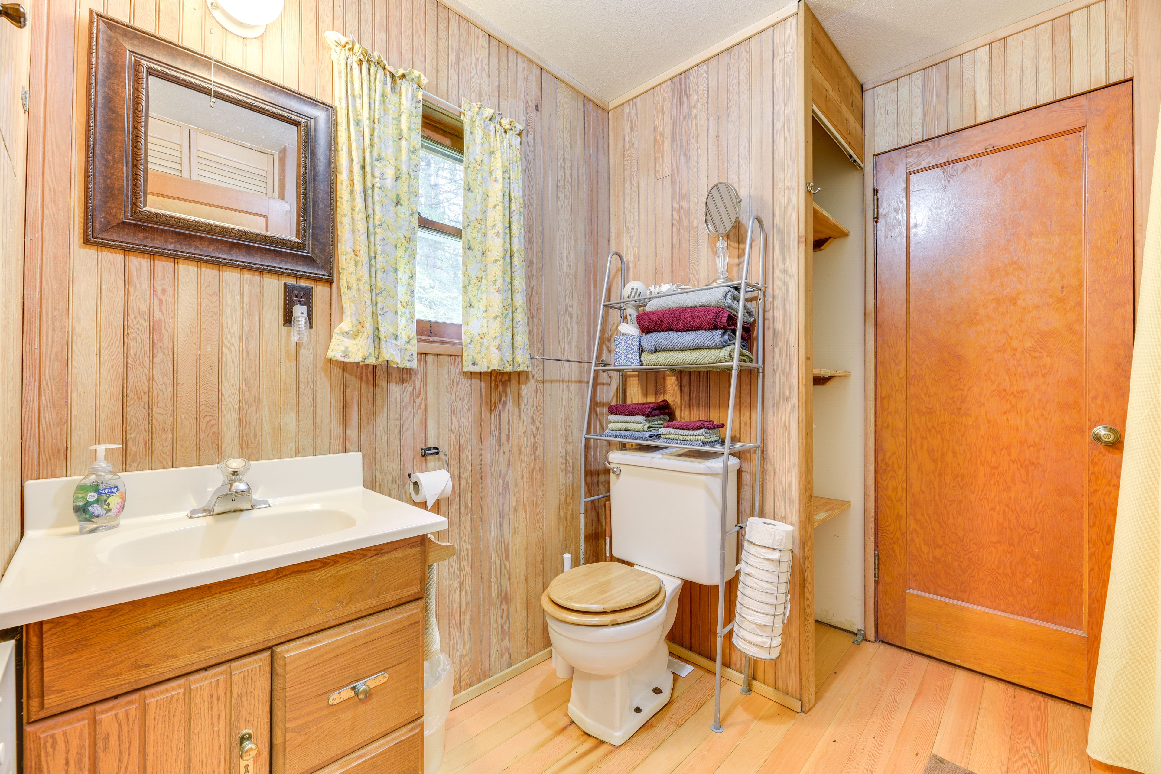 Full Bathroom | Complimentary Toiletries