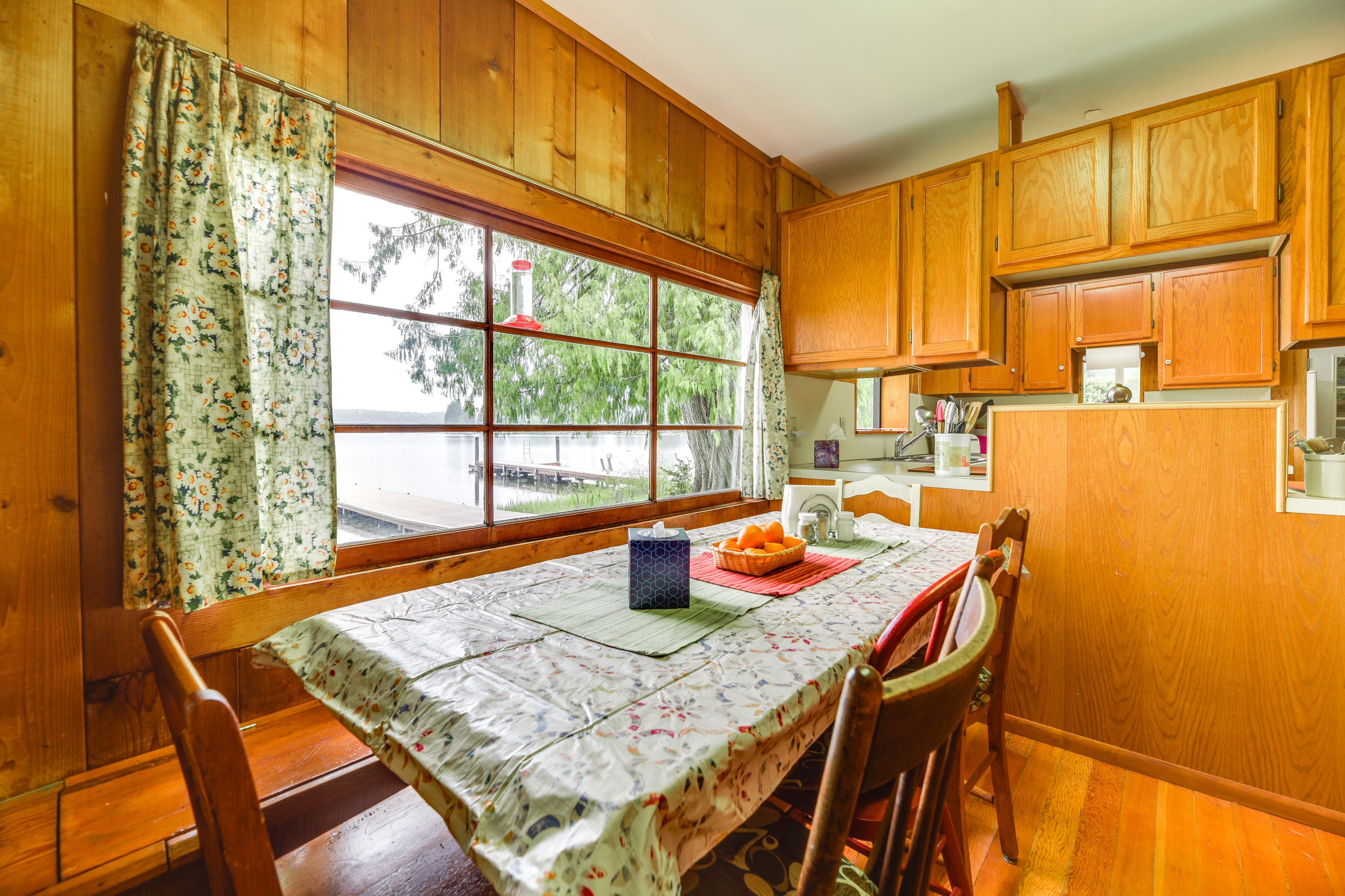 Dining Area | Dishware/Flatware Provided