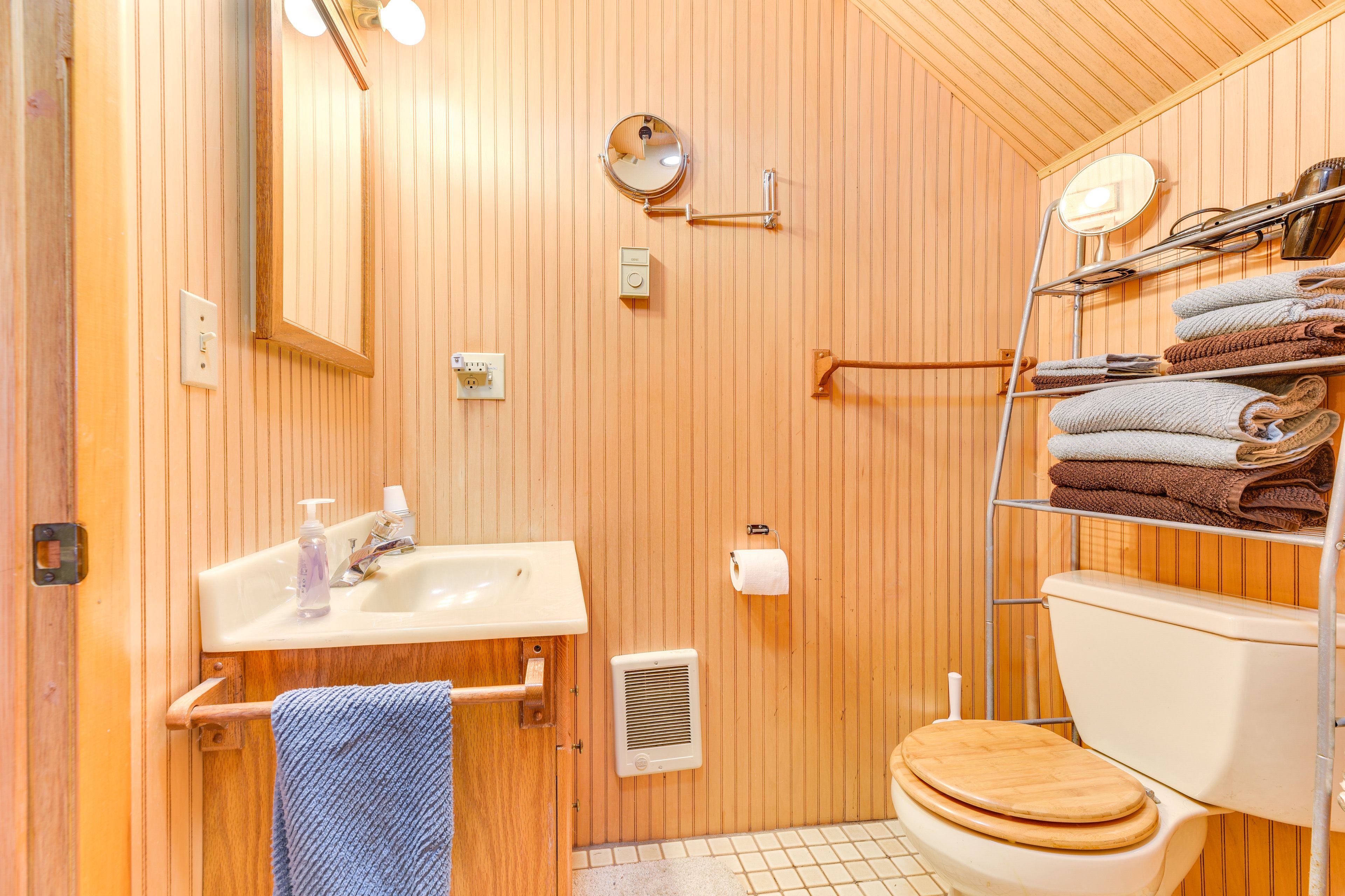 Full Bathroom | Towels Provided