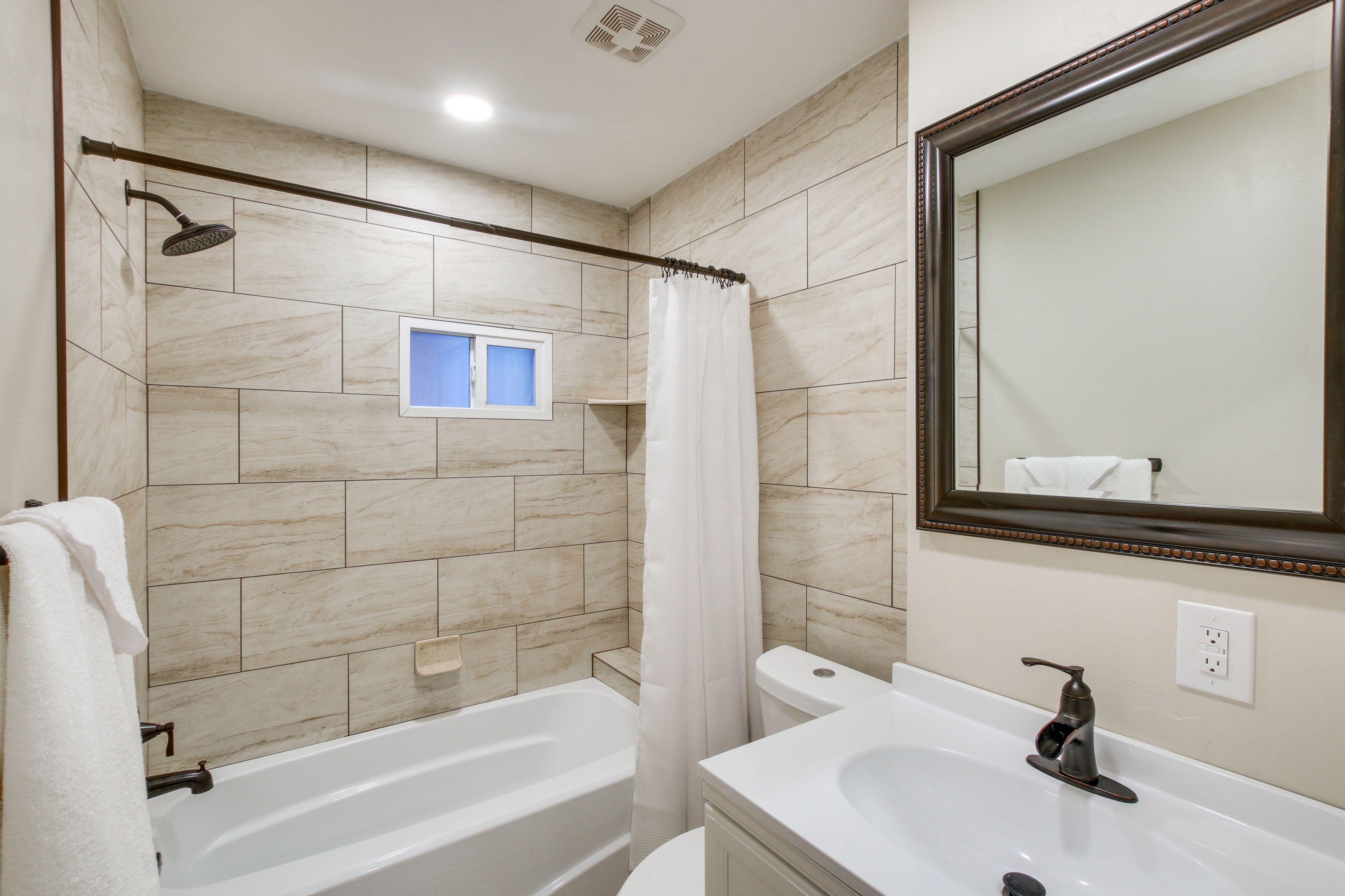 Full Bathroom | Complimentary Toiletries | Towels Provided